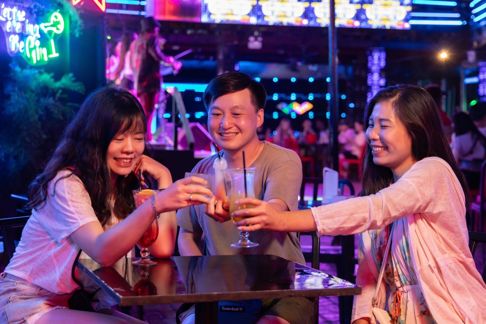 裝在男性生殖器造型杯（中）裡的，是以混不同烈酒基底，帶入香甜奶味的超烈調酒，由於太吸睛，連送餐工作人員一放下都先掏手機出來拍！