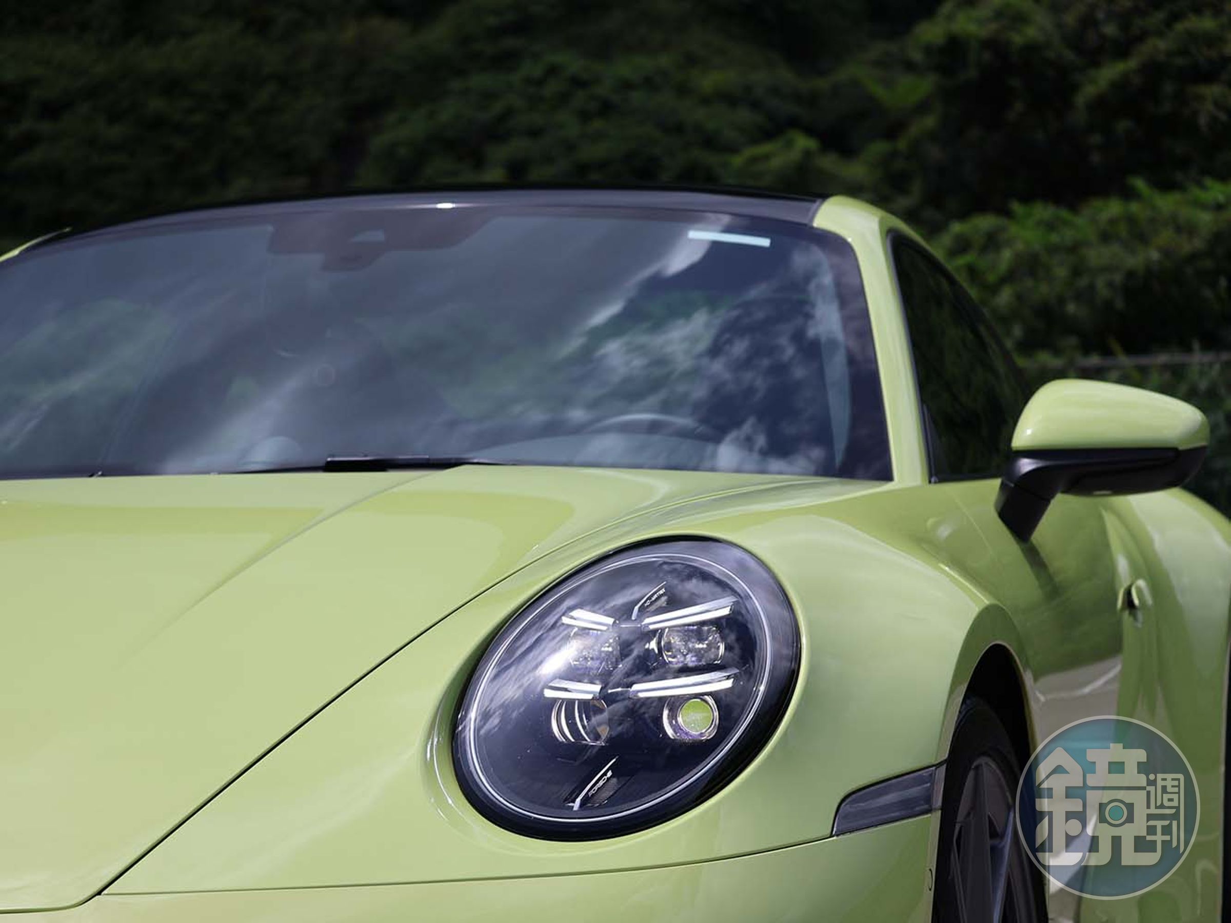 小改款代號992.2的911 Carrera將車頭的矩陣式LED頭燈組列為標準配備。