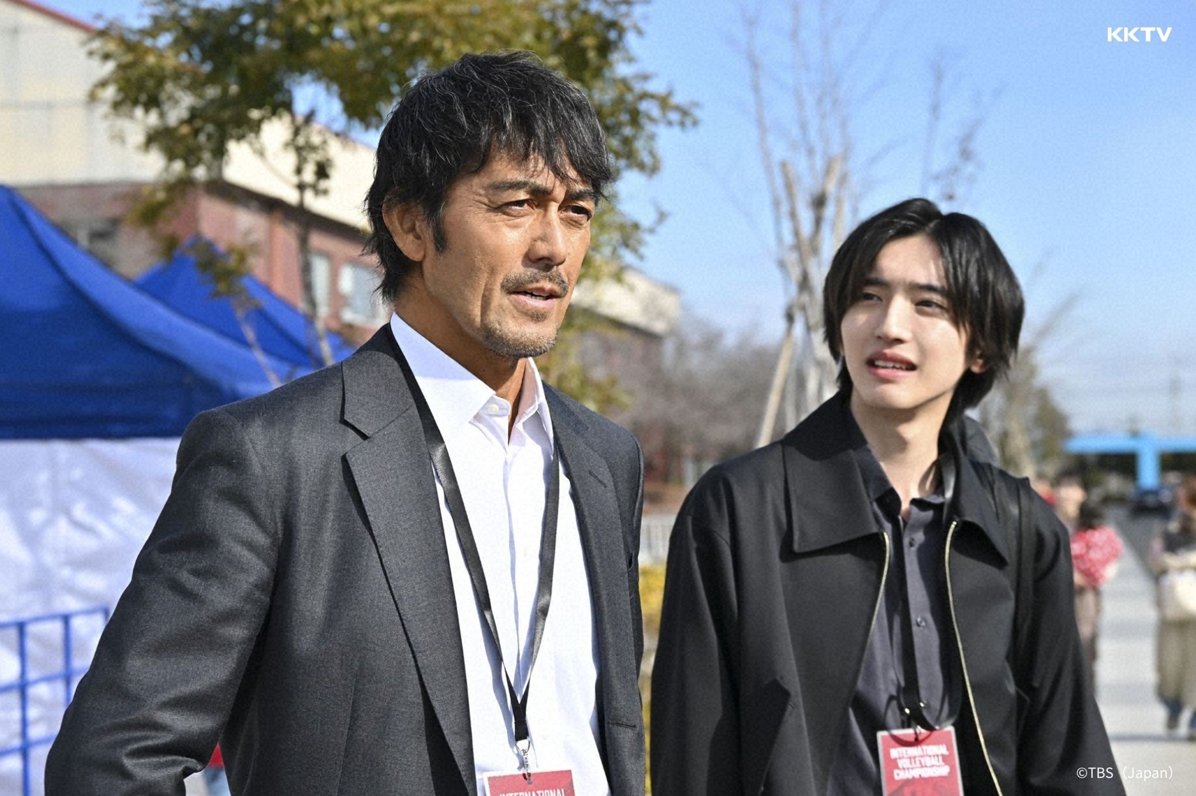 浪花男子道枝駿佑(右)與阿部寬同台演出日劇《新聞主播》,阿部寬竟為不知何時喊「Micchi」而苦惱。(KKTV提供)