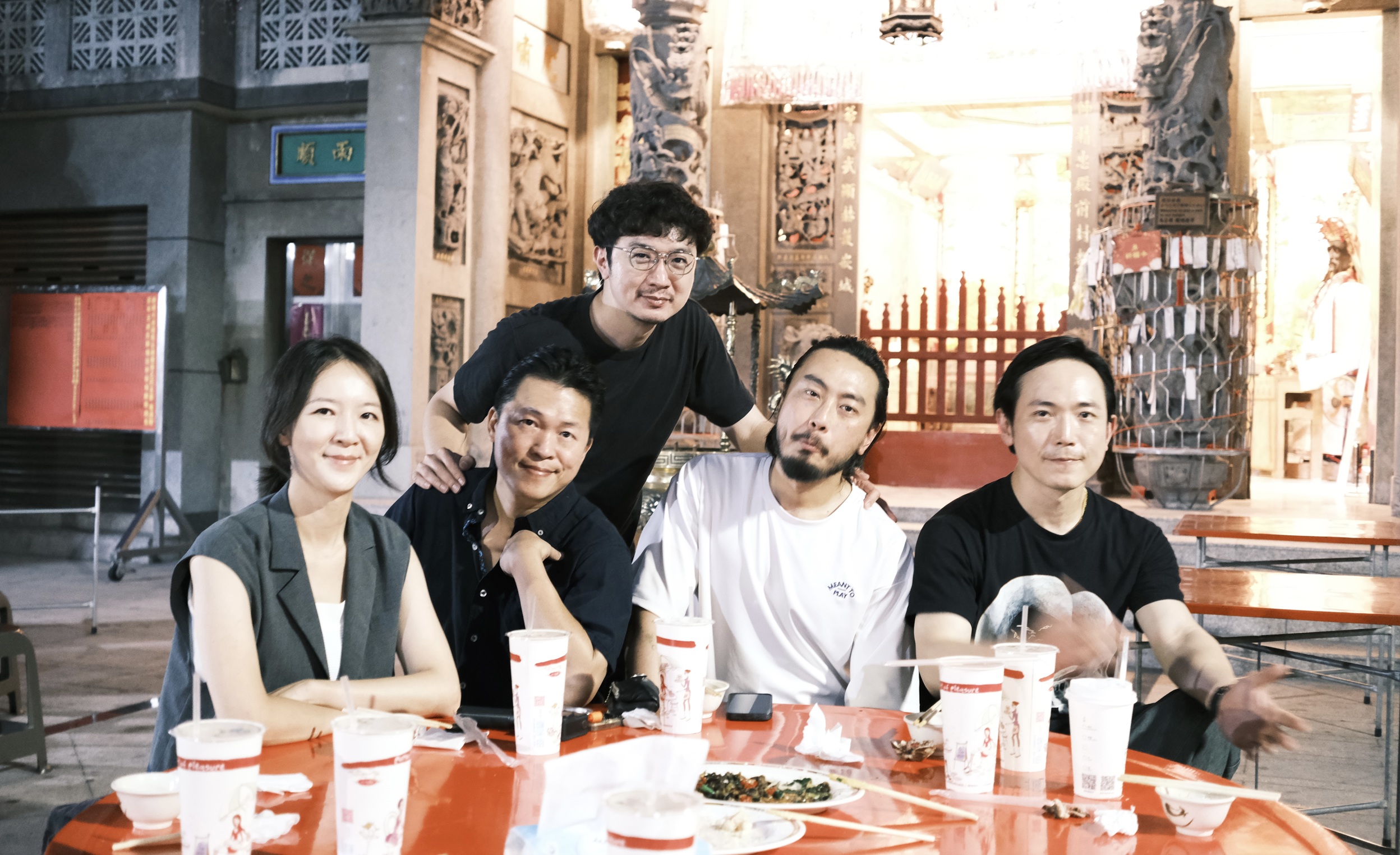 在台南完成演出後，回聲樂團一起在廟前吃燒烤。（回聲社提供）