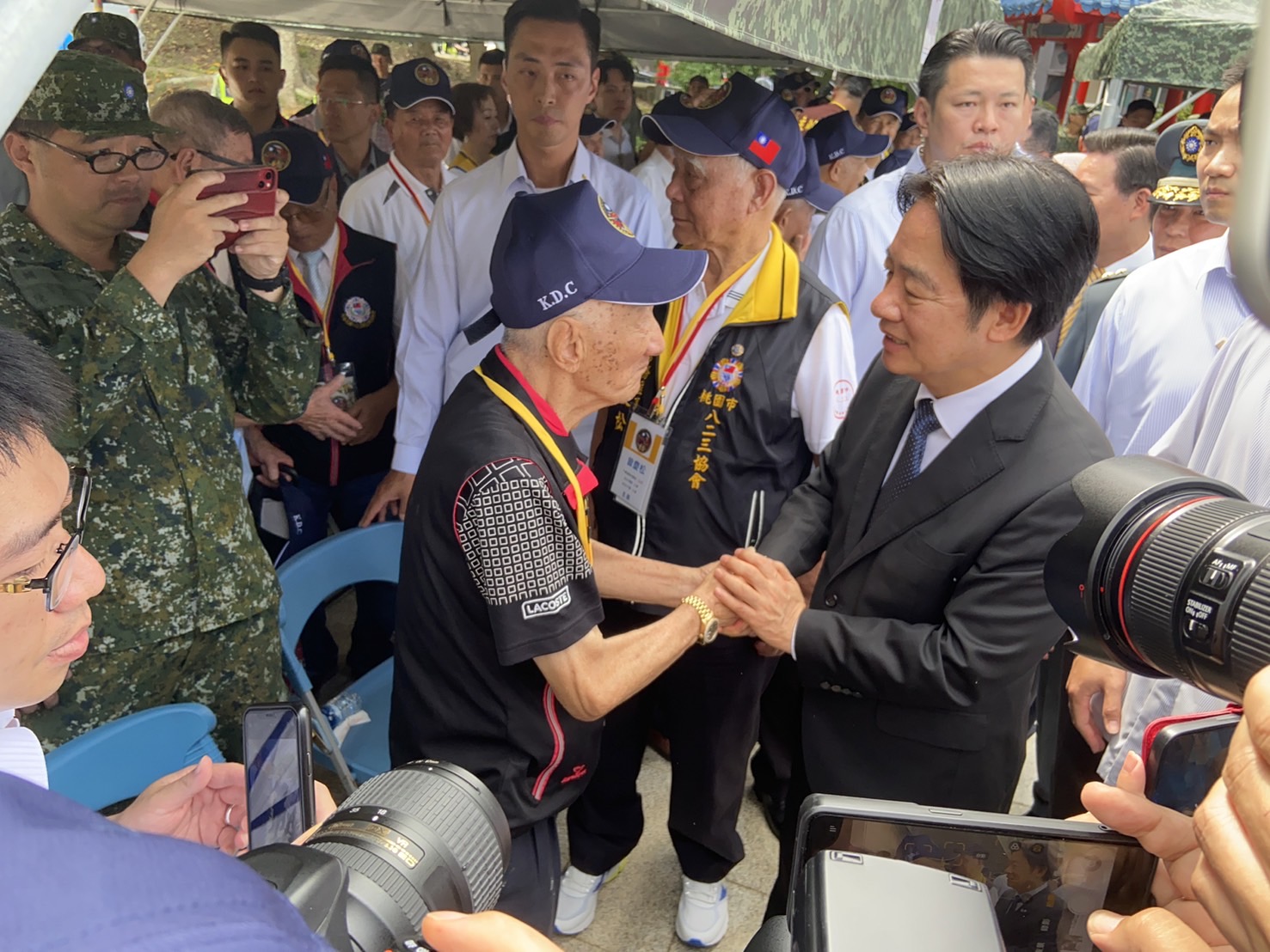 賴清德與823參戰官兵與遺屬問候。
