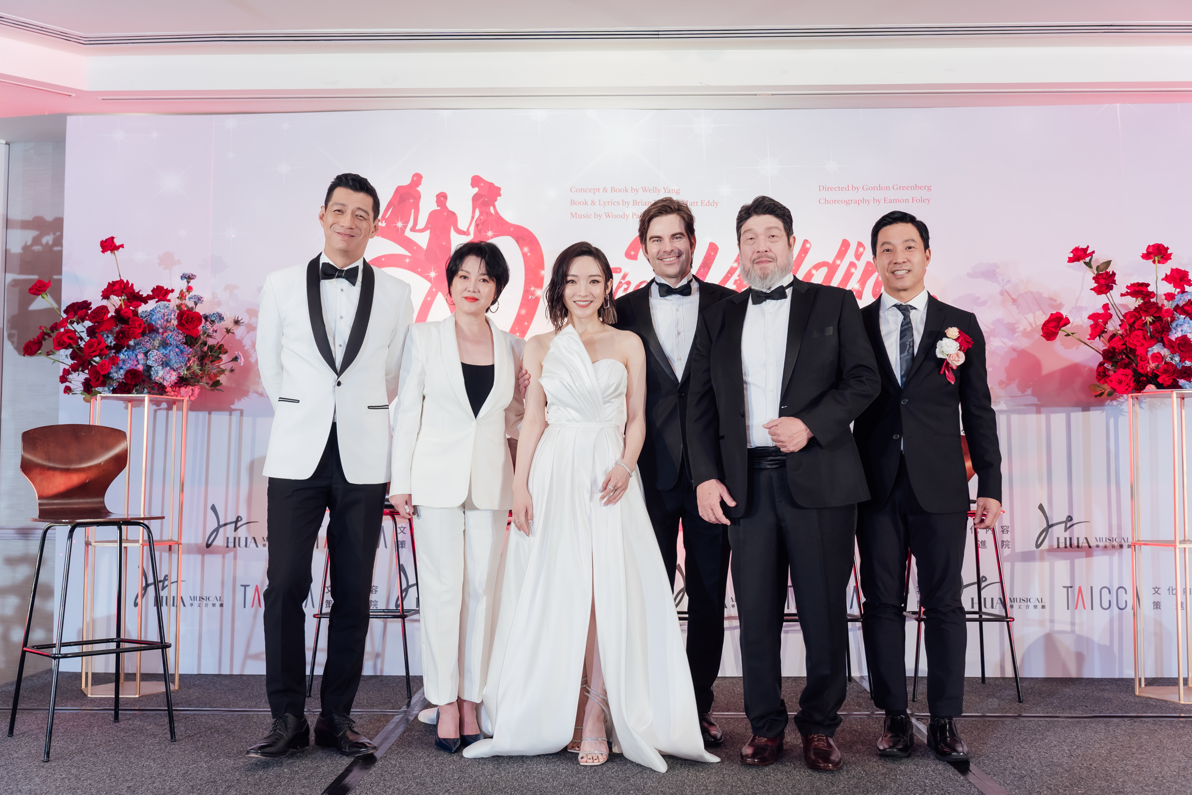 音樂劇《囍宴》將於5月在台首演,右起為總製作人楊呈偉、演員羅北安、麥特辛格勒德克、閻奕格、苗可麗和聶雲。( 華文音樂劇提供)
