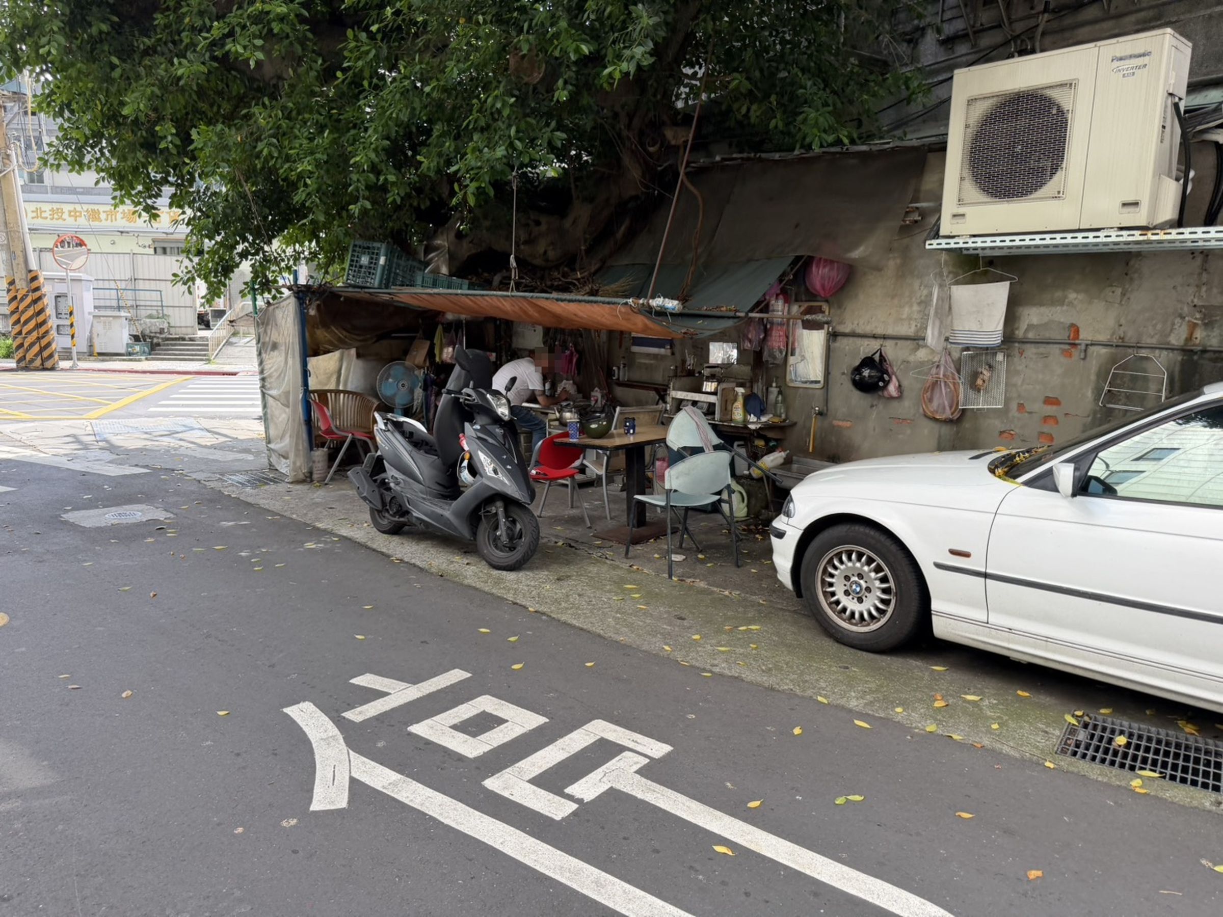 熟悉坡道路況的「阿伯級」運將,憑藉平穩騎乘與在地信任,成為山城居民日常生活裡的重要依靠。