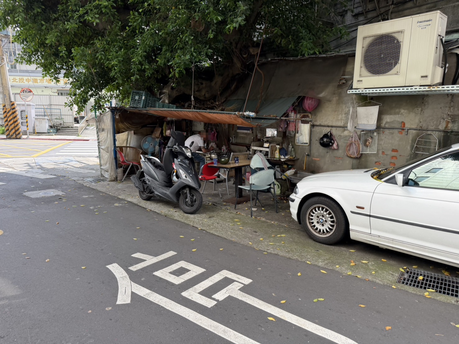 熟悉坡道路況的「阿伯級」運將,憑藉平穩騎乘與在地信任,成為山城居民日常生活裡的重要依靠。