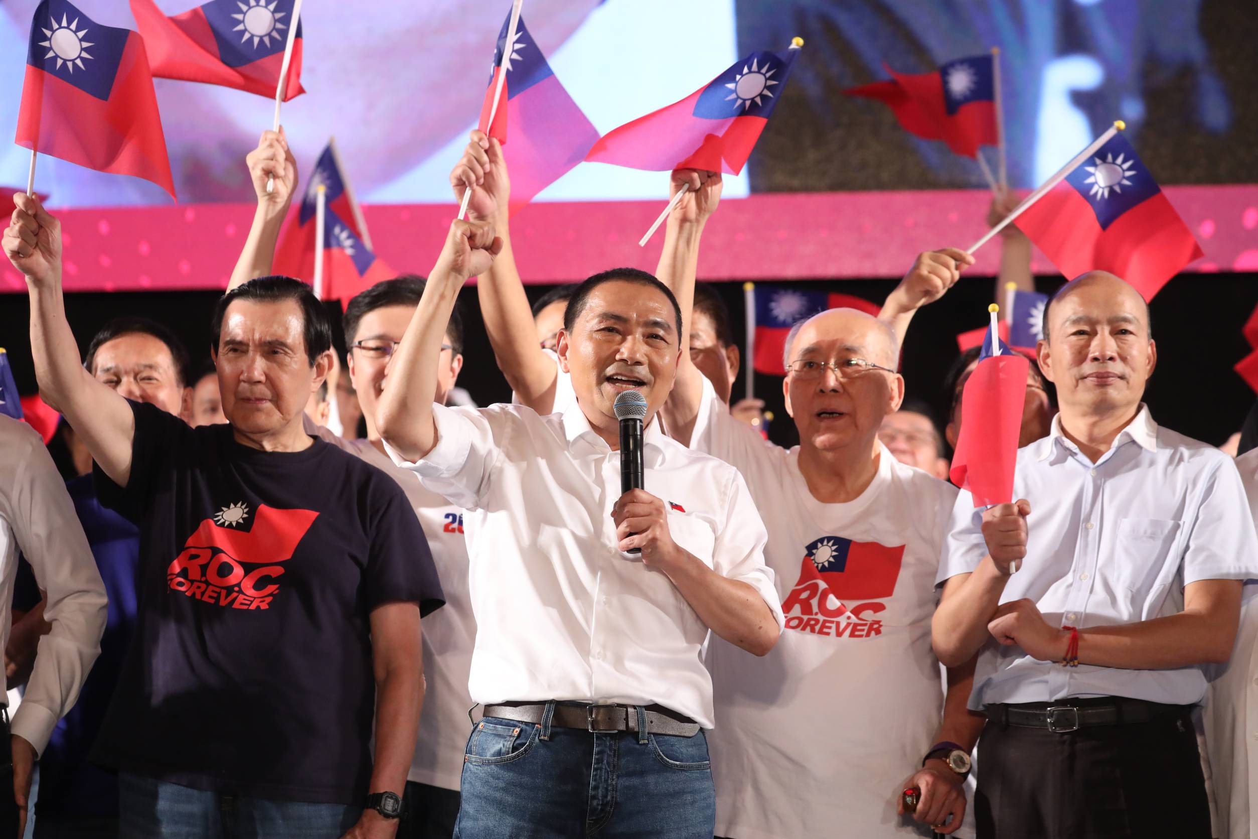 侯友宜今舉辦首場萬人造勢活動,喊話「藍白要站在一起」。