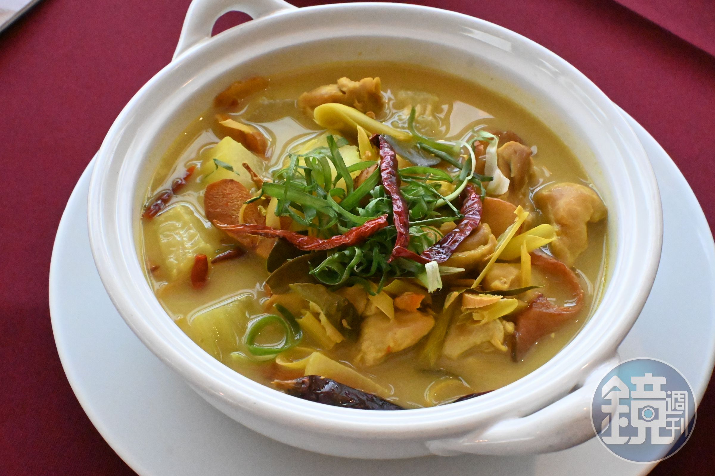 薑黃雞湯「Chicken With Turmeric Soup 」湯頭清爽層次豐富。（180泰銖／份，約NT$165）