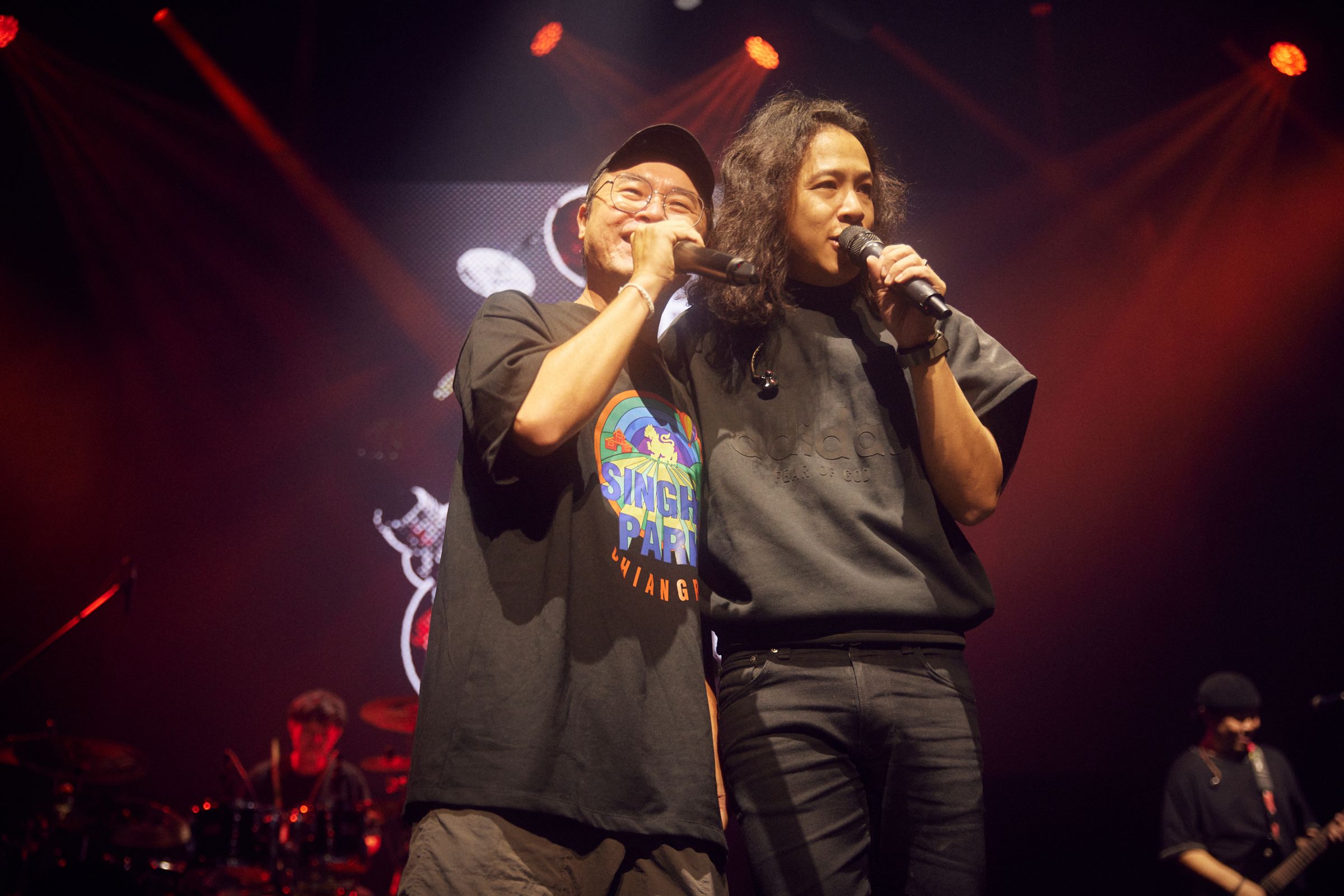 幸運歌迷(左)上台與COCKTAIL合唱神曲〈執意〉。(華貴娛樂提供)