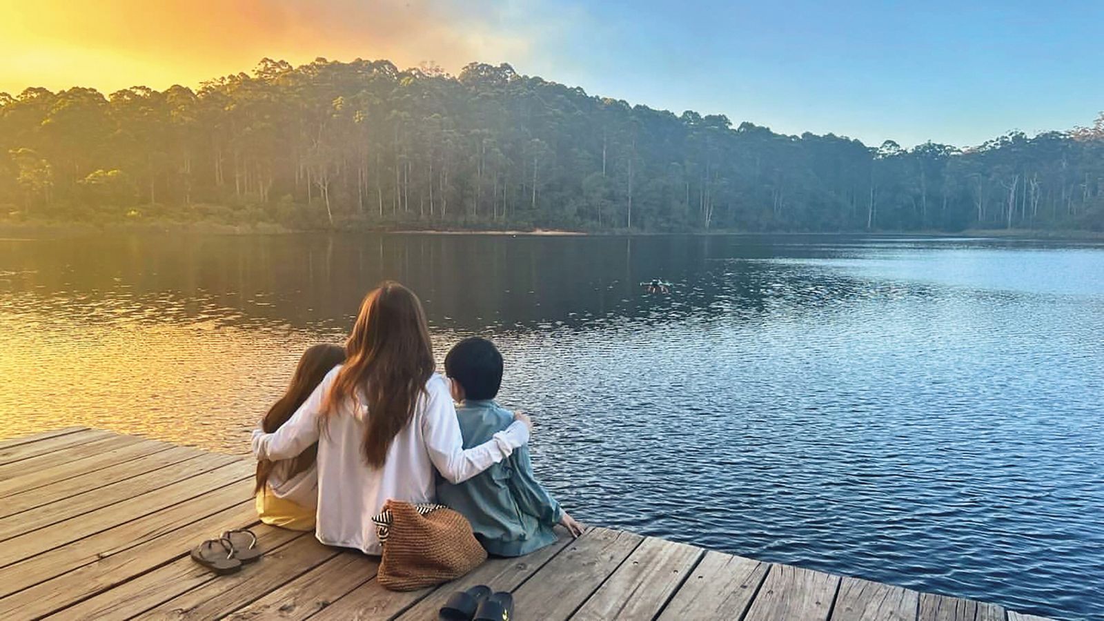 2年前周幼婷曾在社群分享帶兒女度假的溫馨背影。（翻攝自周幼婷IG）