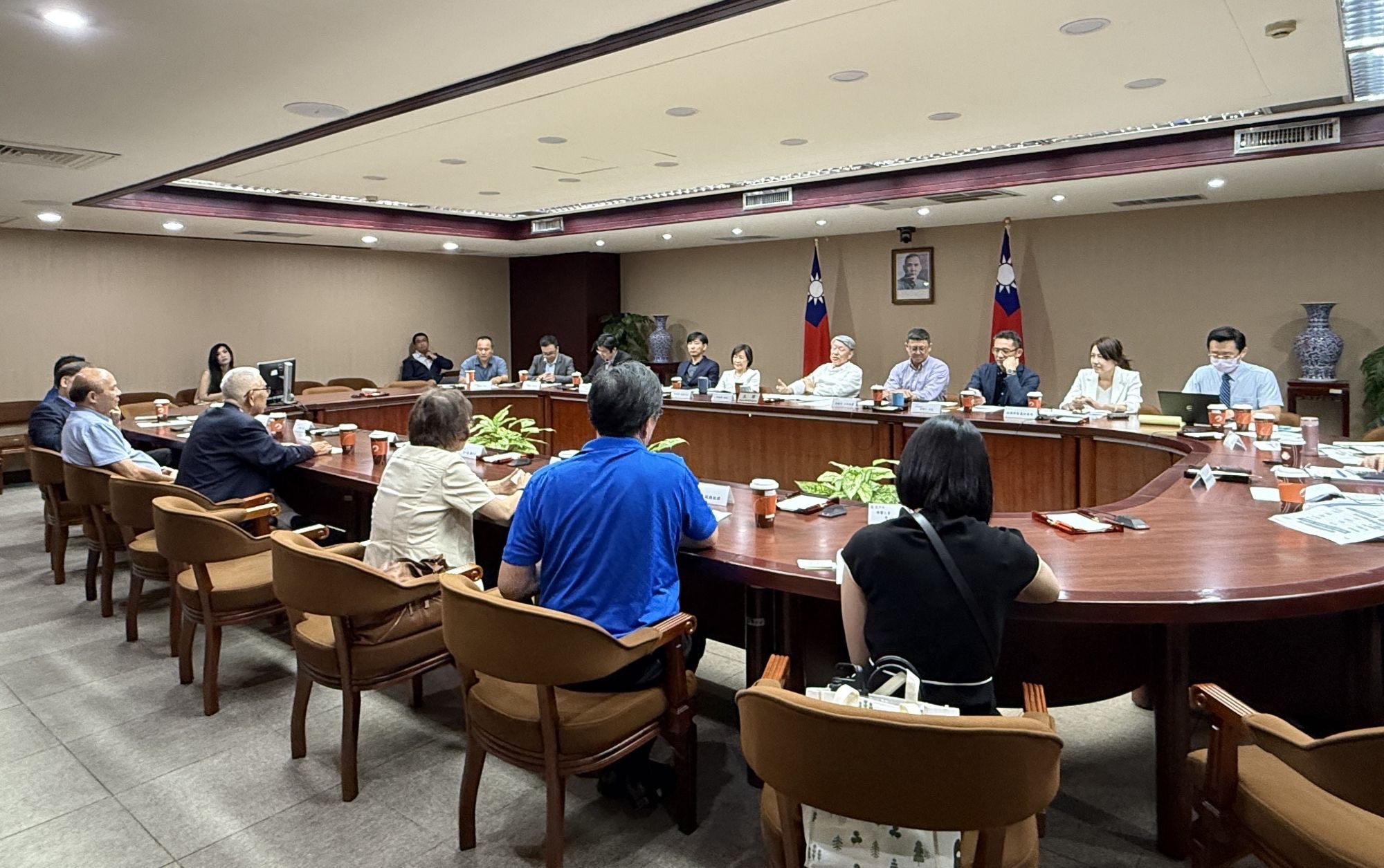 經濟部長郭智輝於本週一下午召開「美國加徵關稅對車輛零組件產業影響座談會」。（經濟部提供）