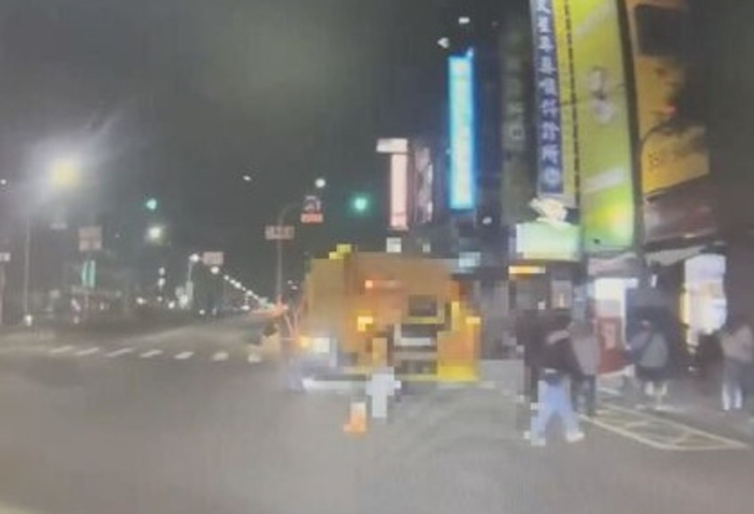 垃圾車是在左營民族一路和重愛路口撞上大樓保全,警方獲報到場對肇事盧姓駕駛酒測並調查事故原因。(翻攝畫面)