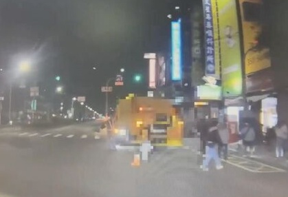 垃圾車是在左營民族一路和重愛路口撞上大樓保全，警方獲報到場對肇事盧姓駕駛酒測並調查事故原因。（翻攝畫面）