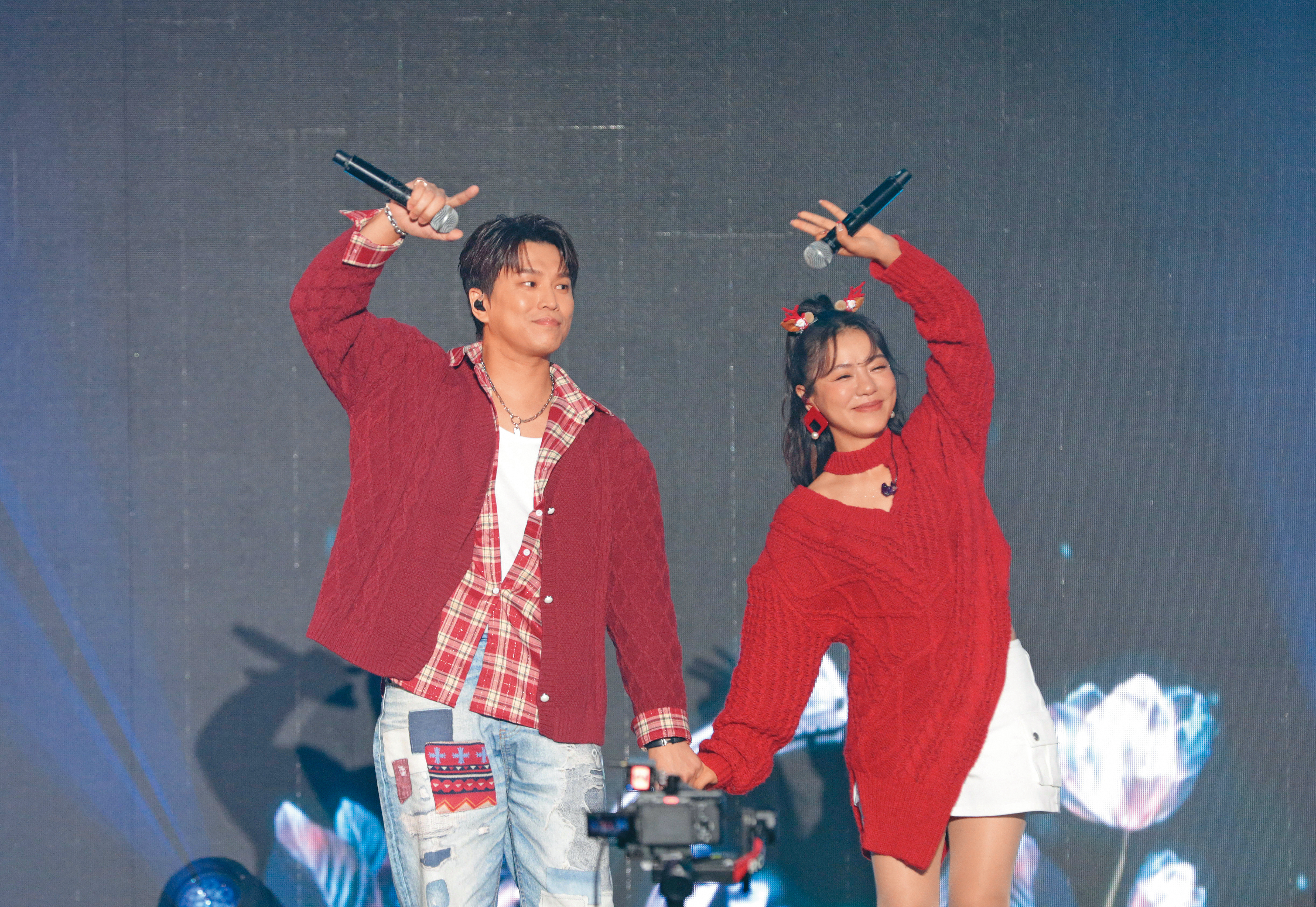 丁噹（右）和阿弟（左）牽手演唱，CP感滿滿啊～不過阿弟看來魂不附體，想必內心剉咧等。