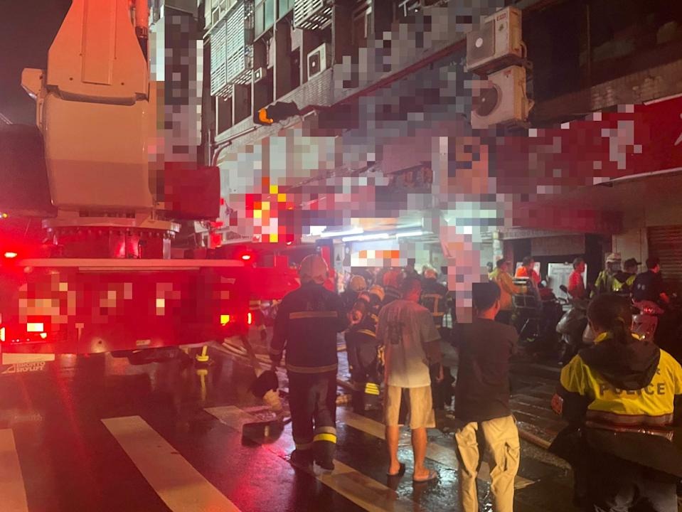 台北市大同區南京西路一棟大樓昨日晚間驚傳火警，疏散142人、8人送醫。（大同分局提供）