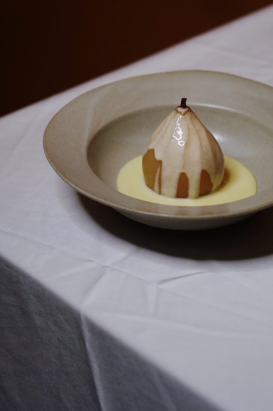 耶誕套餐甜點「雪藏梨月」以西洋梨、白酒、月桂葉、白巧克力製作而成，十分應景。（套餐1,680元／份）（LANDED提供）