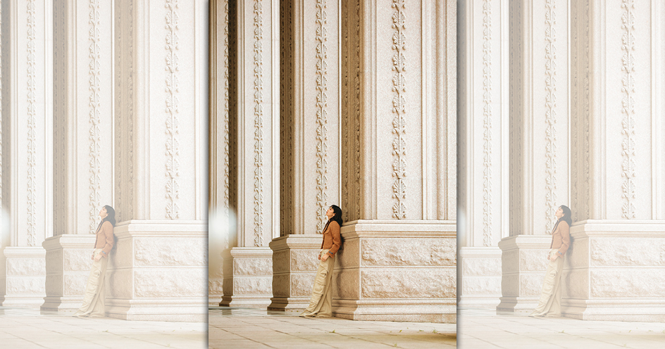 HERITAGE粗花呢開襟外套 NT$101,500 by VERSACE；工裝牛仔褲 價格店洽 by VERSACE；Blondie珍珠耳環 NT$16,000 by GUCCI。