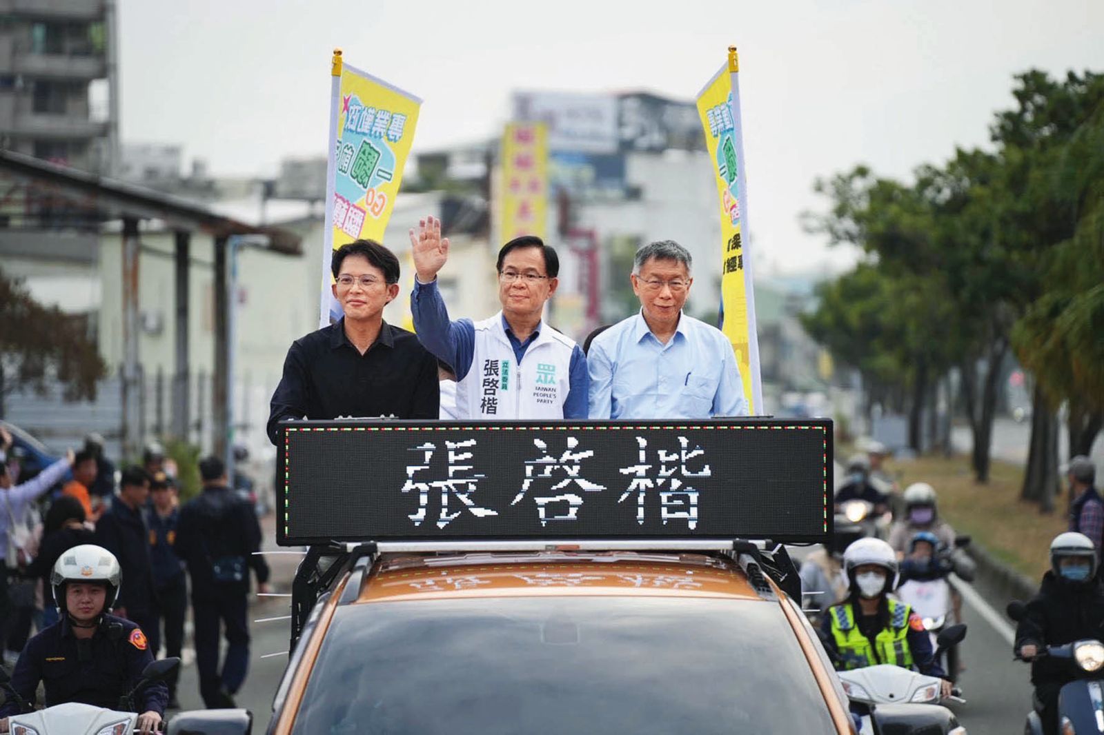 柯文哲（右）復出後頻替黨籍縣市長參選人站台，動輒主導空戰話語權。（民眾黨提供）