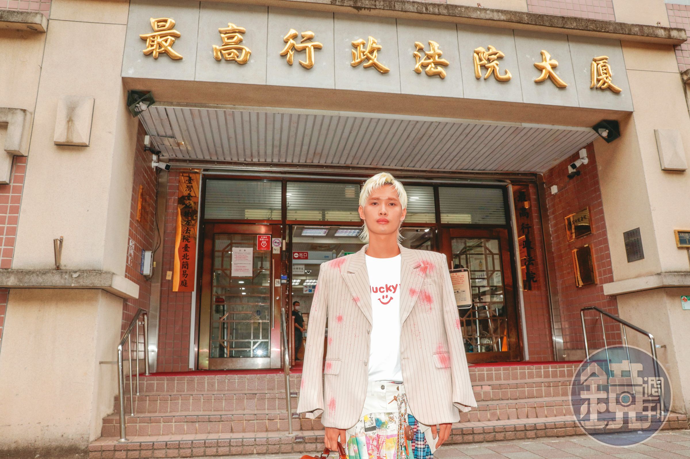 鍾明軒把法院當伸展台在走，難道這就是前陣子流行的#台灣感性？（才不是）