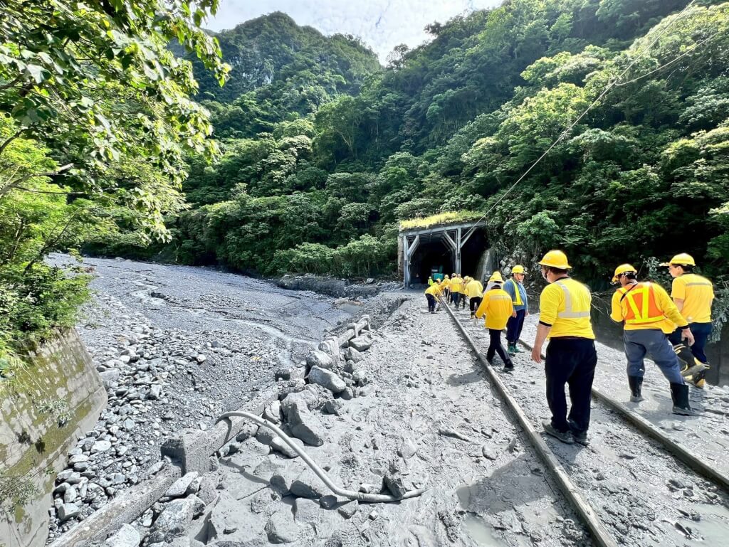 和仁─崇德間遭土石流淹過軌面,目前台鐵正努力搶救。(台鐵提供)