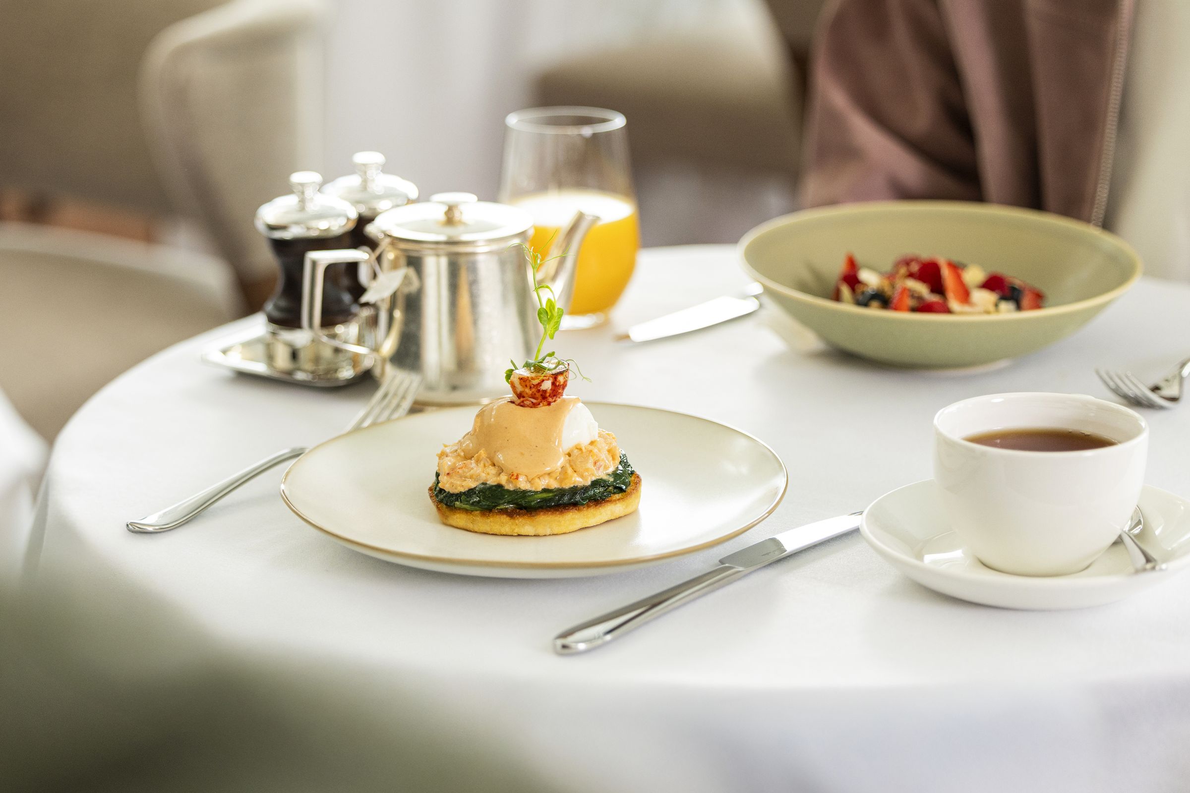 中庭園的餐飲服務會隨一天中的時光流轉而變化。（國泰航空提供）