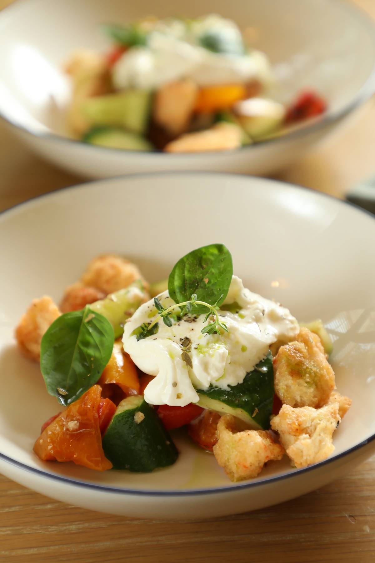 滋味清爽的「Panzanella Salad」,很適合在泰國海邊享用。(420泰銖/份,約NT$370)