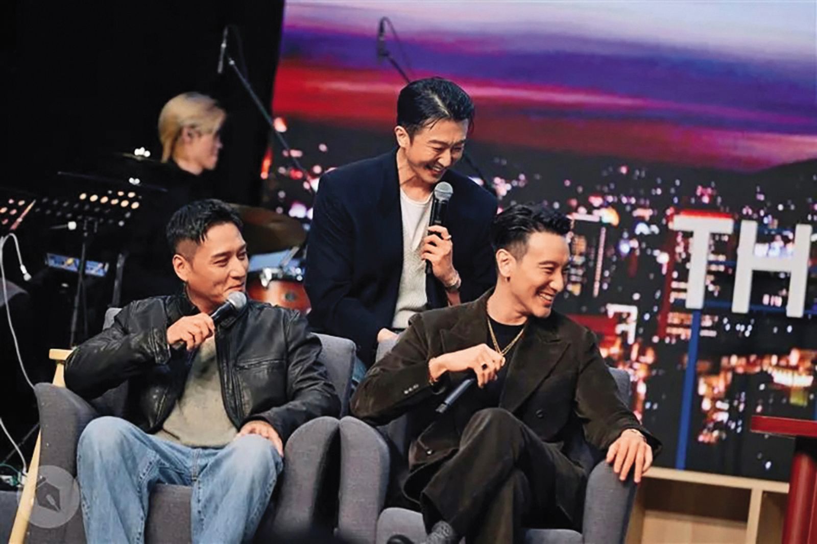 王陽明(右起)、懷秋和鄭人碩,因宣傳《角頭—大橋頭》上《賀瓏夜夜秀》。(薩泰爾提供)