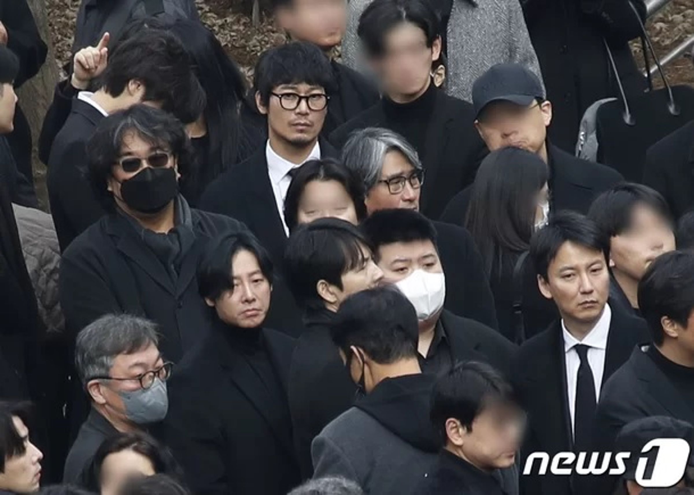 李善均日前出殯,奉俊昊(左)導演也抽空現身,全程陪伴送他最後一程。(翻攝自news1)
