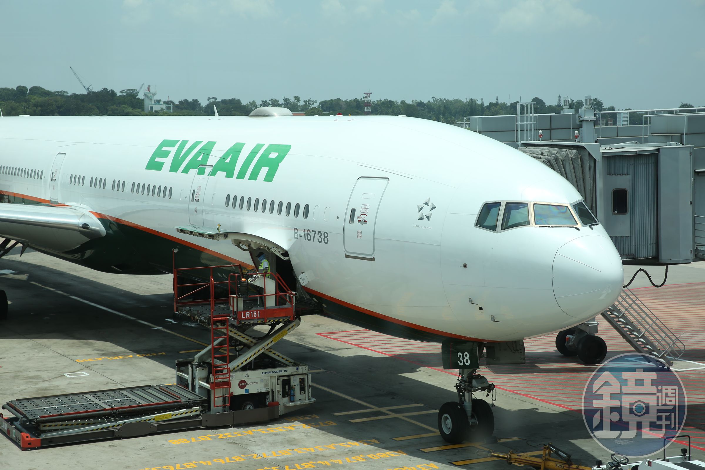 長榮航空班機今在泰國曼谷遭行李櫃撞凹發動機外罩，無法起飛。（資料照，非當事班機）