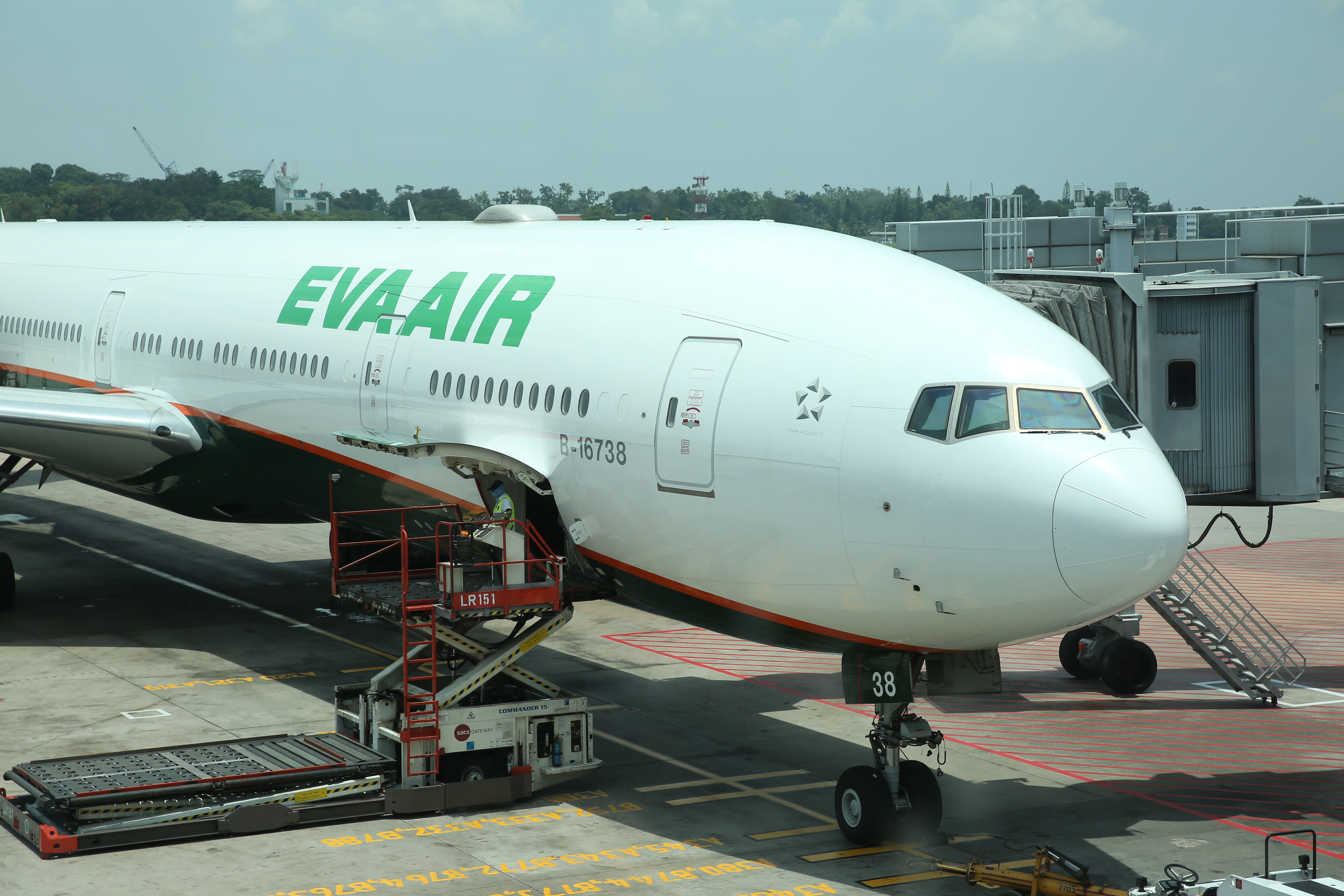 長榮航空班機今在泰國曼谷遭行李櫃撞凹發動機外罩，無法起飛。（資料照，非當事班機）