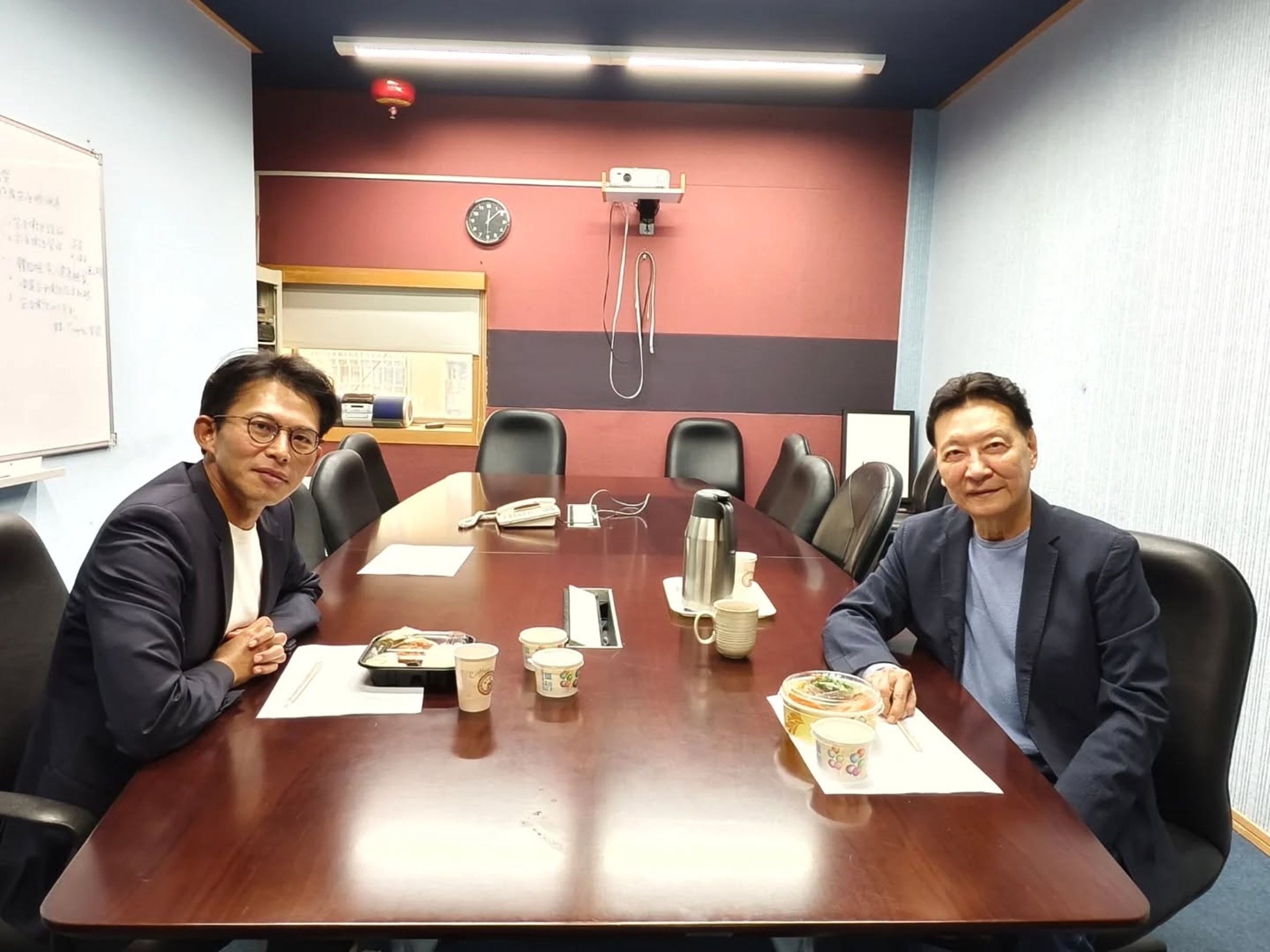 趙少康日前和黃國昌進行便當會，黃在會中提出民眾黨內部民調，顯示藍白這2人對決蘇巧慧都會贏。（翻攝自趙少康臉書）