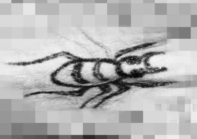 死者背部的刺青。（警方提供）