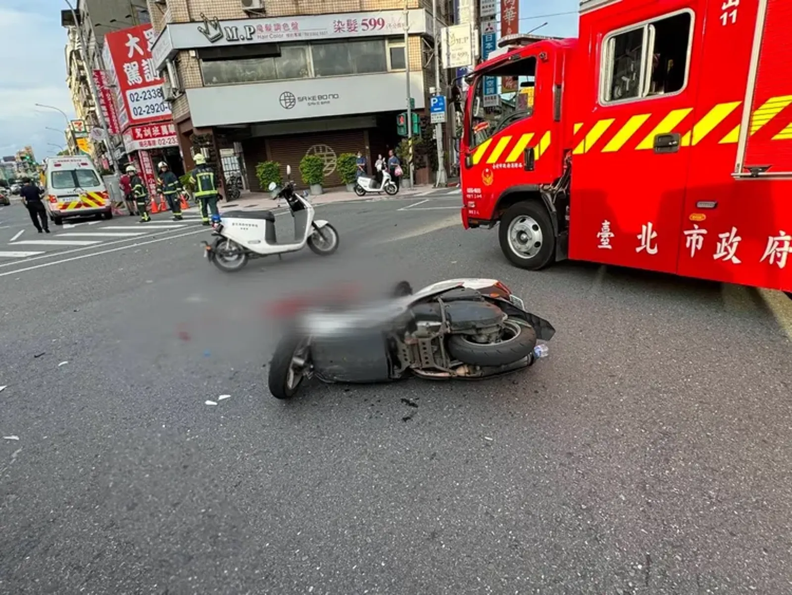 昨日清晨龍山寺1號出口外發生一起死亡車禍。（圖／翻攝畫面／鏡週刊）