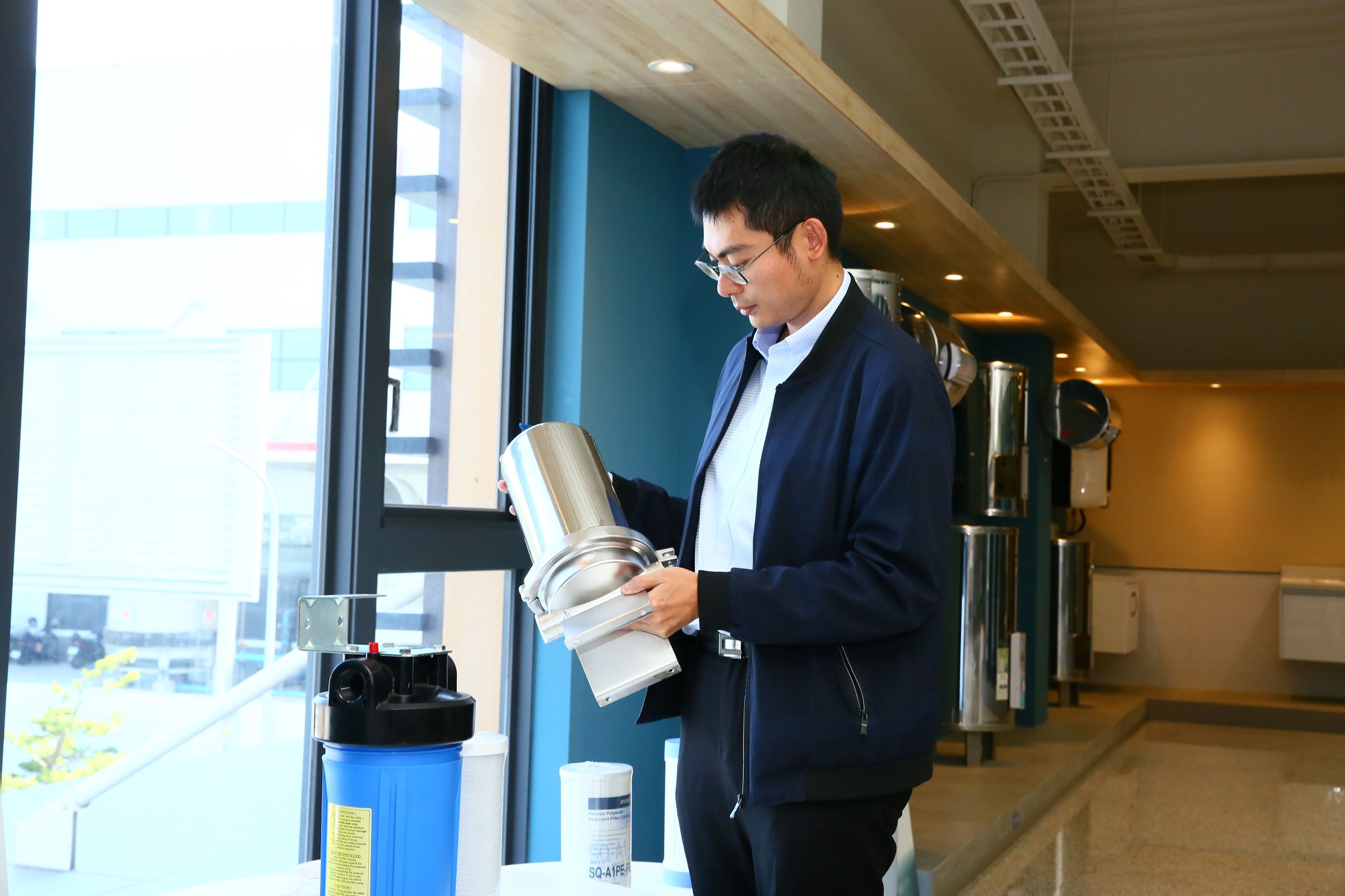 鴻茂一代王茂昌以不鏽鋼材生產出的產品打天下，研發出身的二代王浩政想作一個有溫度的懂水人，把鴻茂帶向新境界。