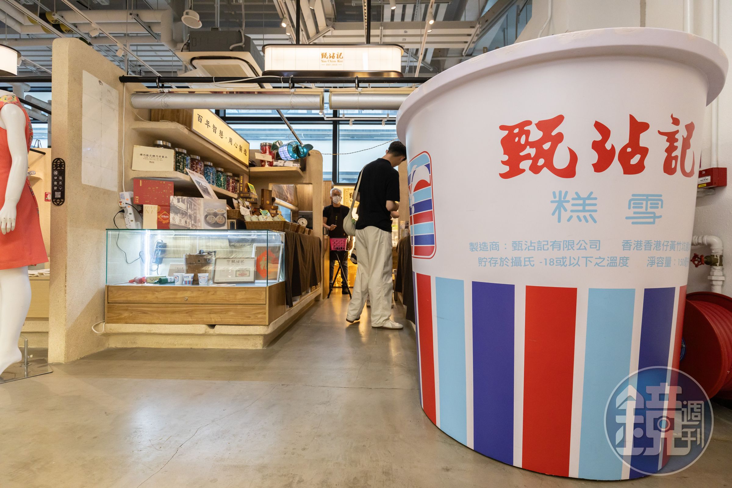 開在中環街市內的「甄沾記」，門口有一個放大的古早椰子雪糕模型，供遊客拍照。