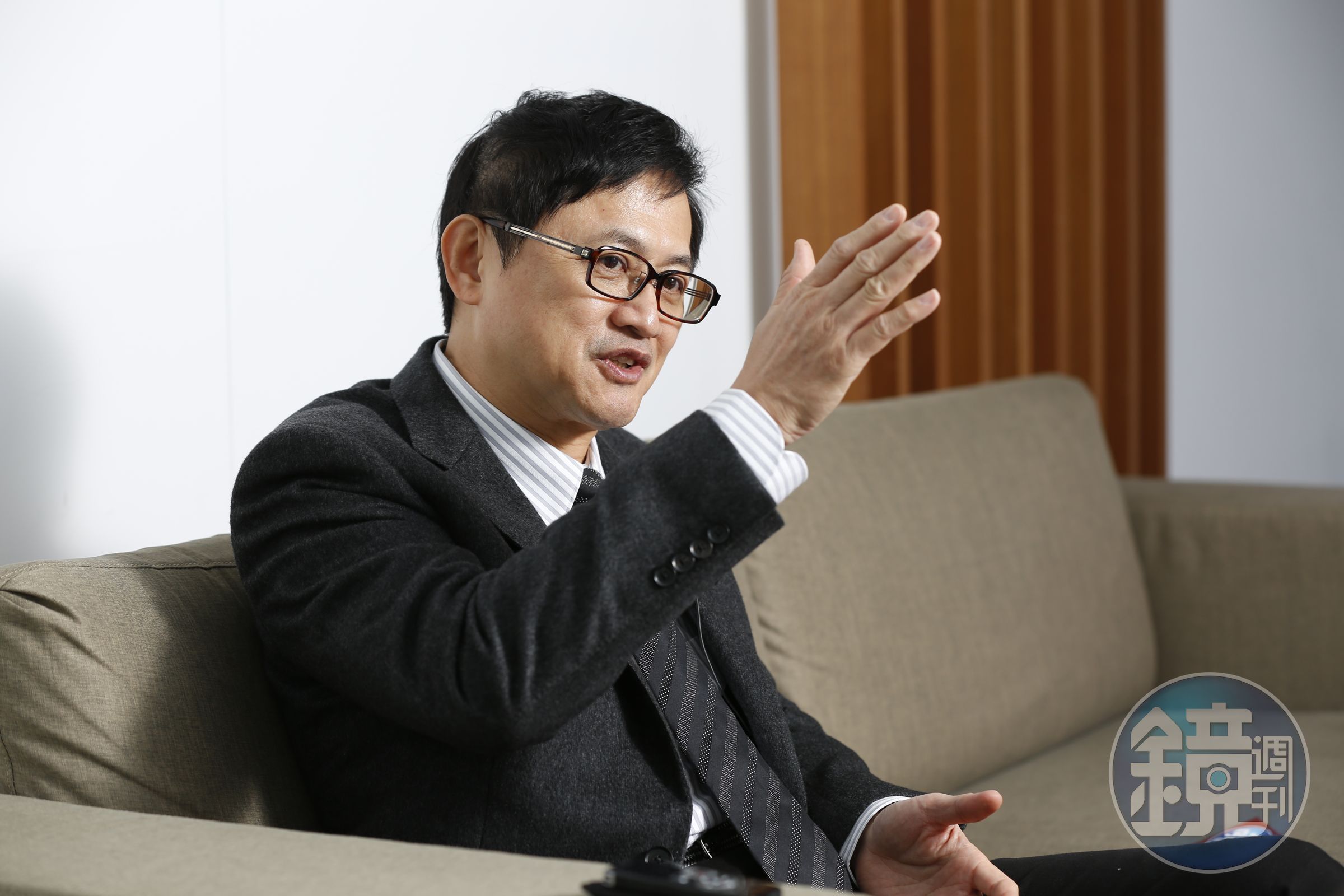 林昶佐在臉書提及台灣圍棋選手的困境,大讚和碩董事長童子賢支持AI對弈系統的設置。