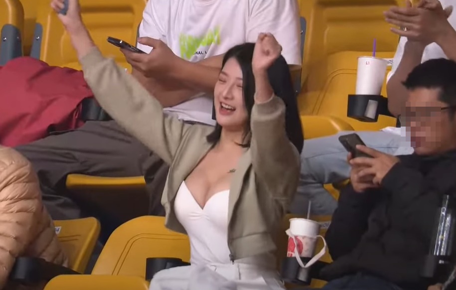 觀眾席女球迷歡呼的畫面引起網友暴動。（翻攝自PLG YT頻道）