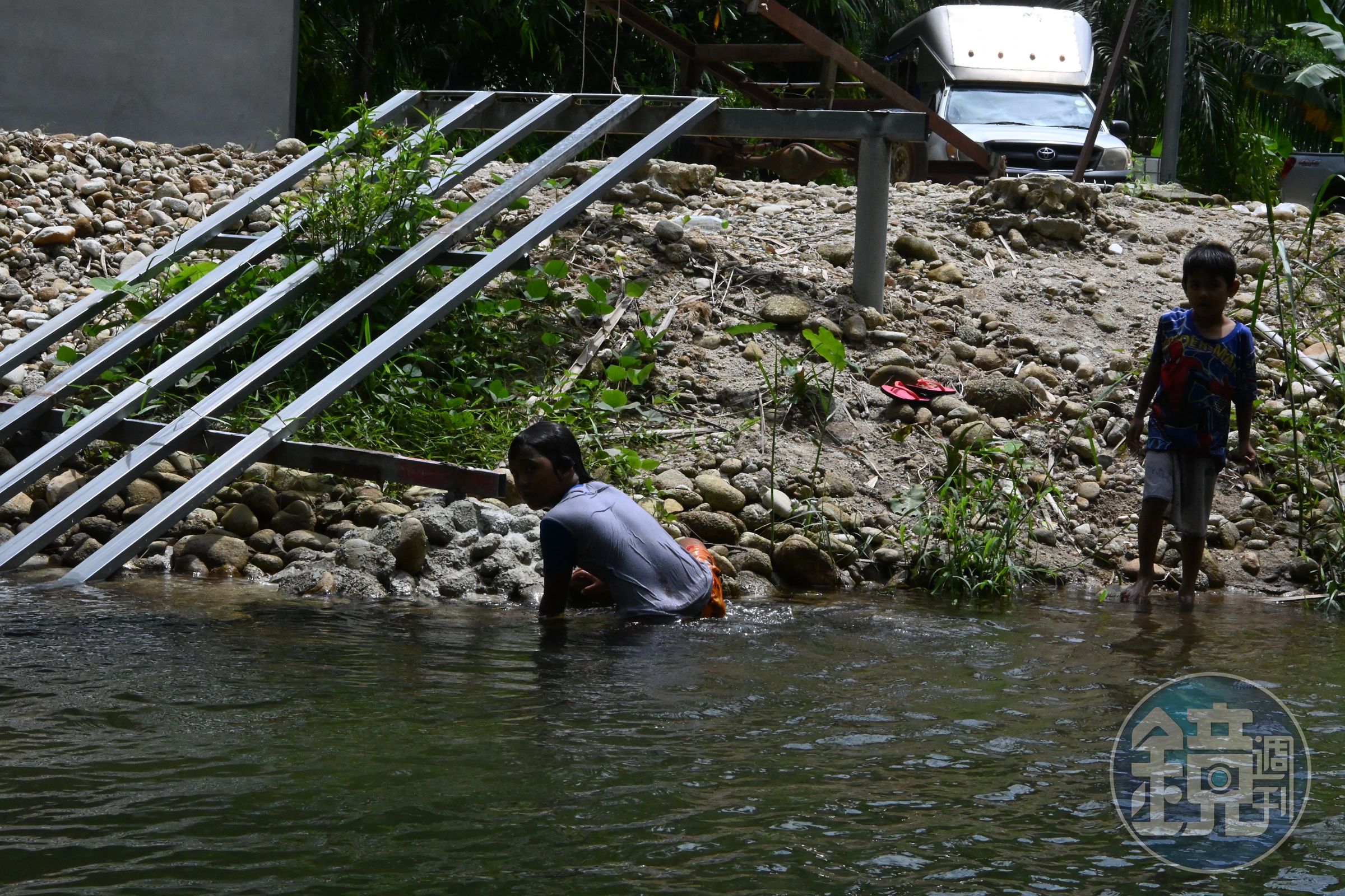 沿途會經過露營區、咖啡廳，還會遇到在河邊游泳戲水的當地人熱情打招呼。