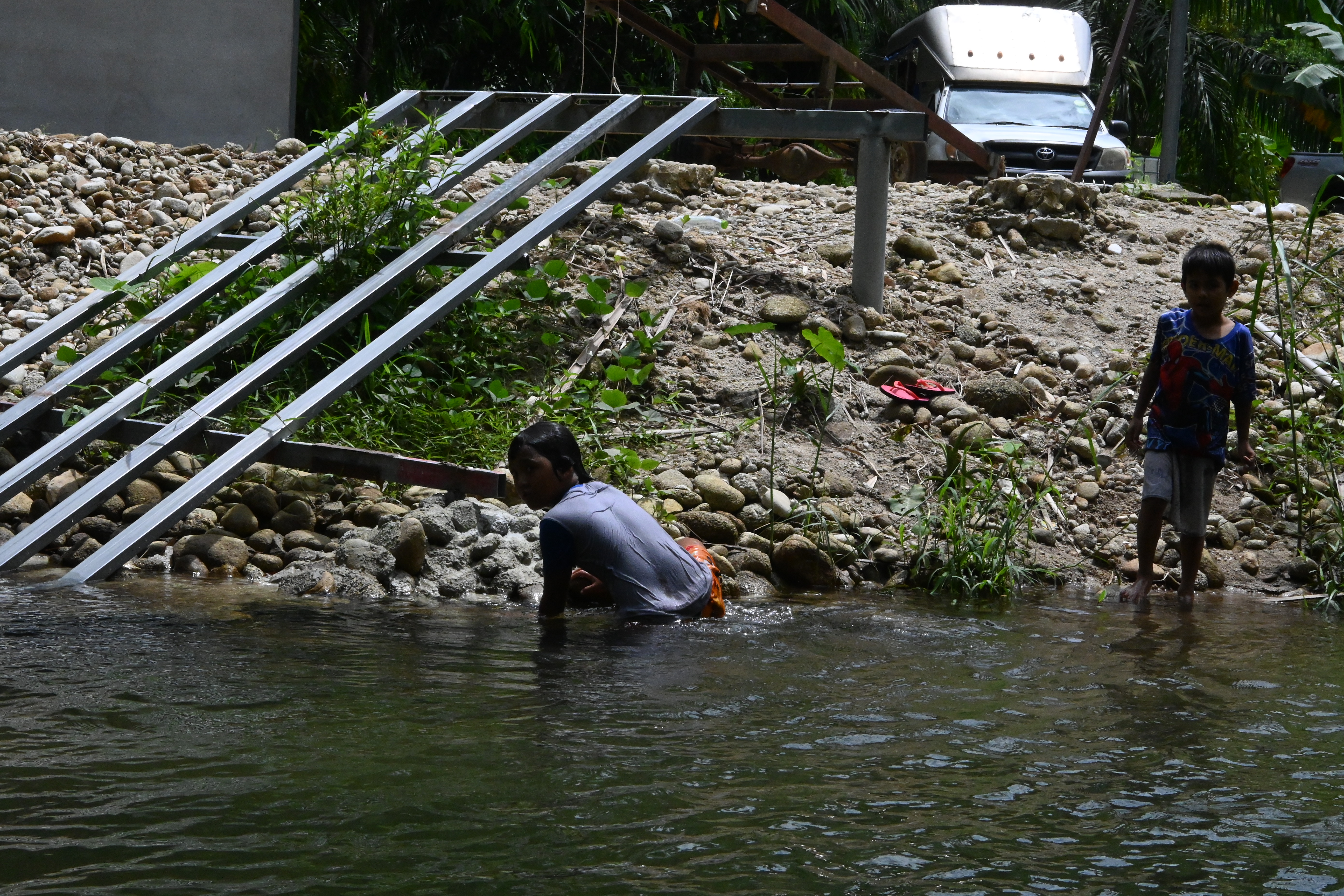 沿途會經過露營區、咖啡廳，還會遇到在河邊游泳戲水的當地人熱情打招呼。