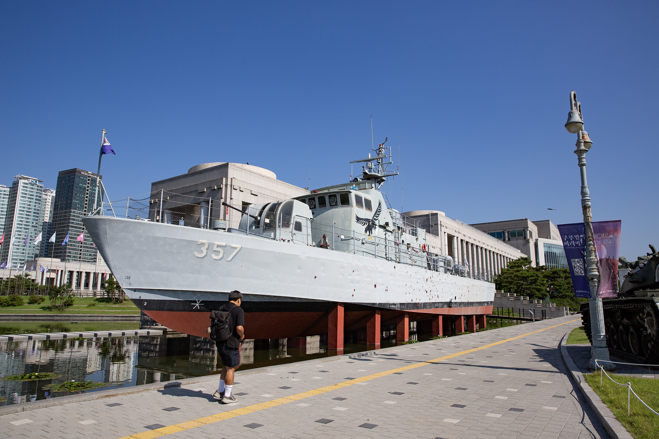 退役的軍艦、戰鬥機和坦克，曾經是戰場上的武器，現在卻成為歷史的見證者。