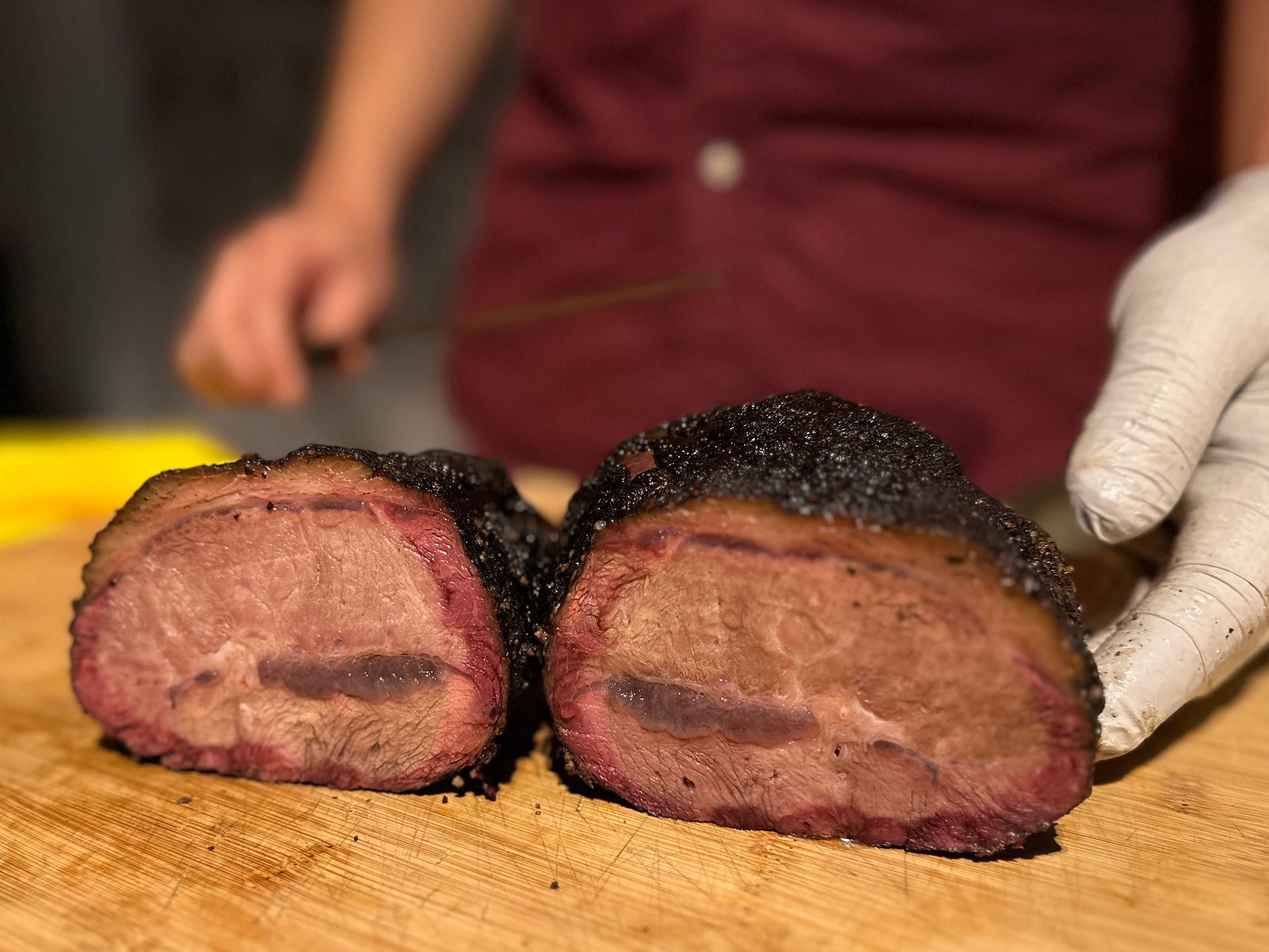 克里斯丁在試吃活動現場展示切肉,展示德州烤肉美味精髓「煙燻環」風貌。