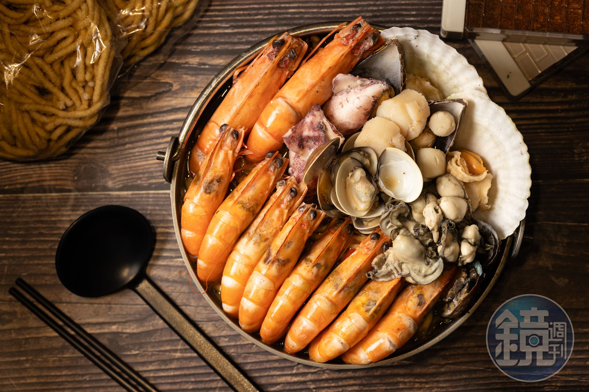 「豪華海鮮鍋」除了蛤蜊、扇貝、鮑魚、干貝、鮮蚵,連蝦都有草蝦和白蝦兩種。(850元/鍋)