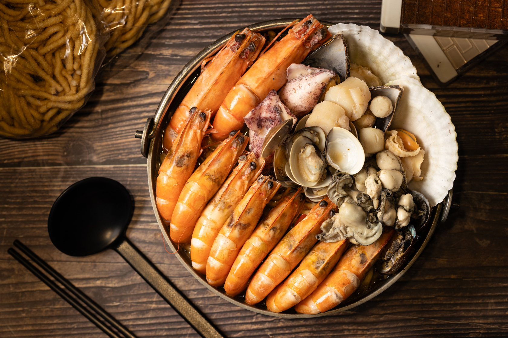 「豪華海鮮鍋」除了蛤蜊、扇貝、鮑魚、干貝、鮮蚵，連蝦都有草蝦和白蝦兩種。（850元／鍋）