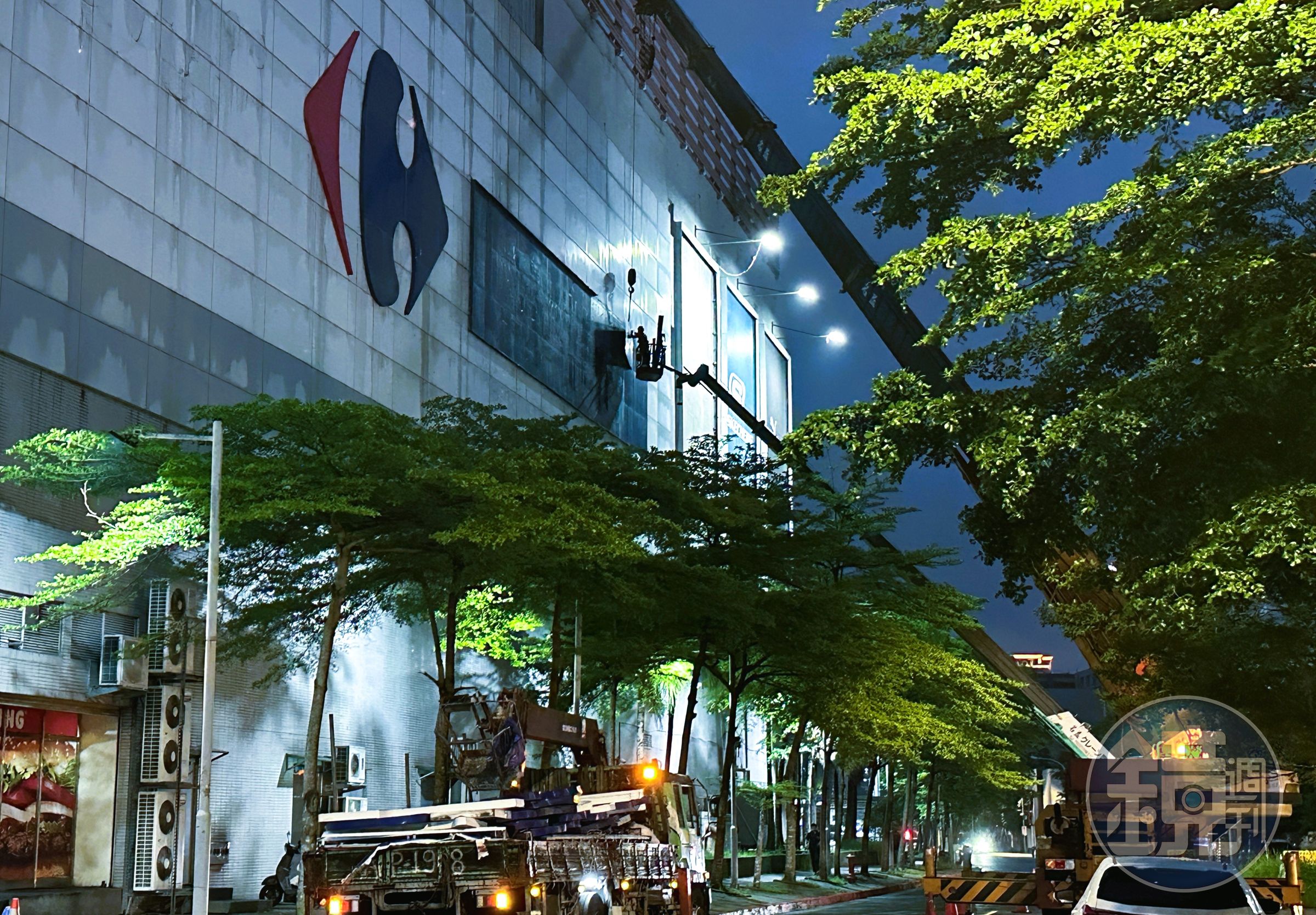 家樂福近日悄悄進行招牌拆除作業,全新品牌名稱今正式定案。