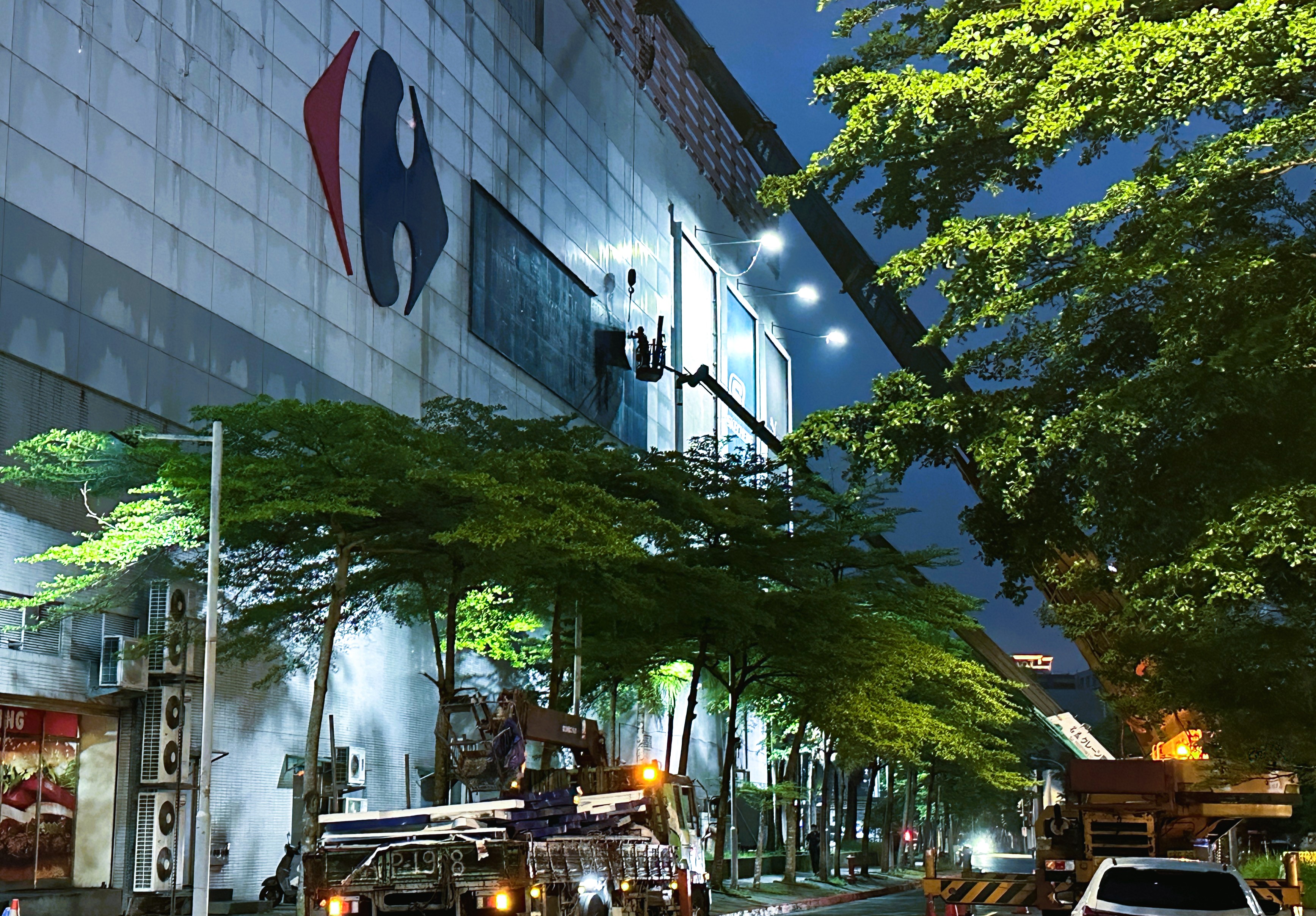 家樂福近日悄悄進行招牌拆除作業，全新品牌名稱今正式定案。