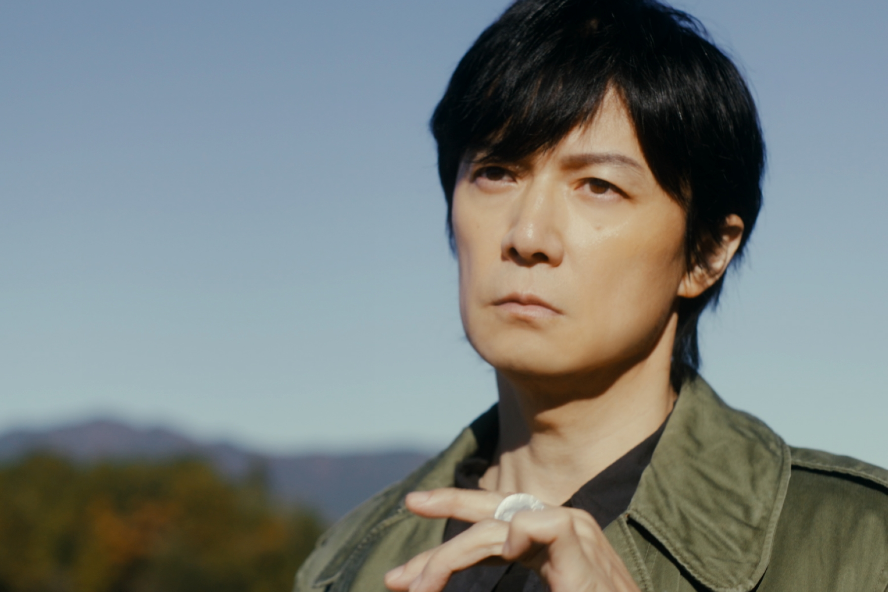 福山雅治為《迷宮裡的魔術師》勤於練習，一度拉傷手指。（采昌國際多媒體提供）