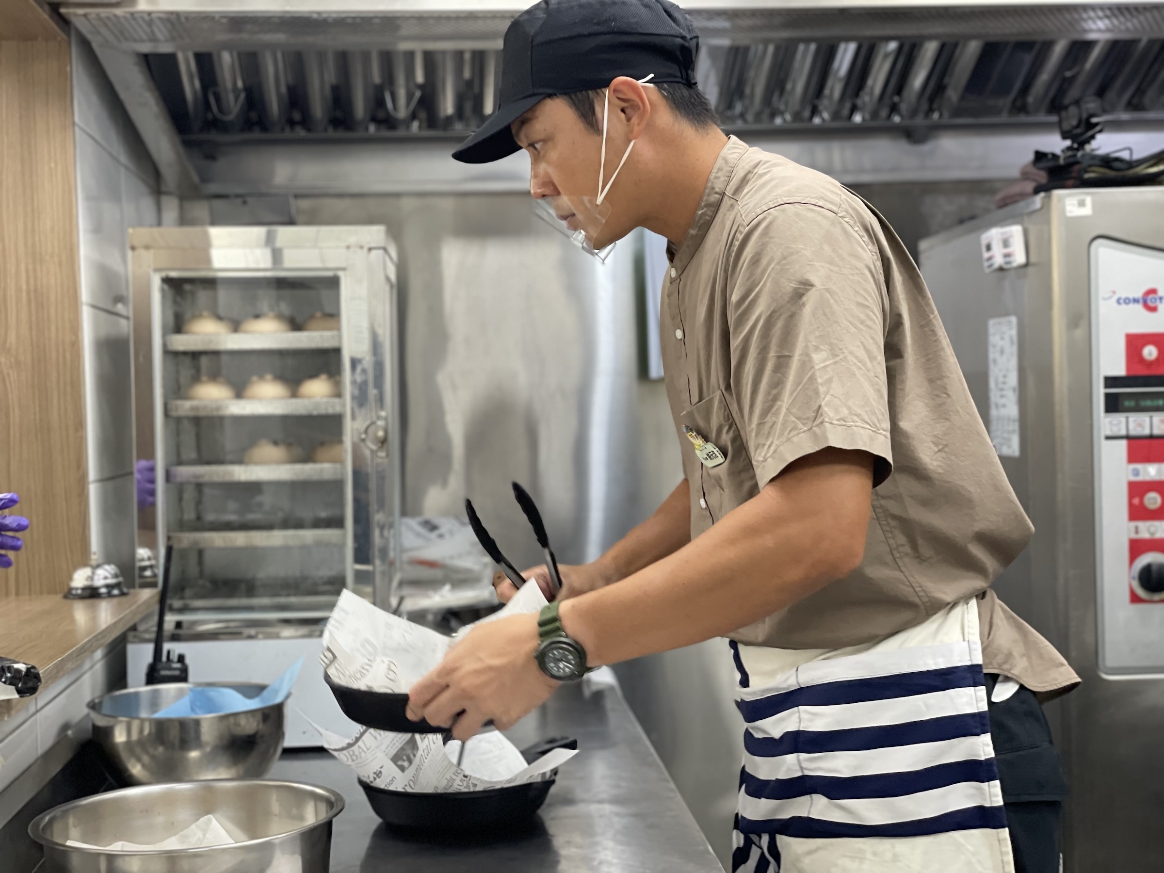 姚元浩在廚房忙翻。（圖／好看娛樂）