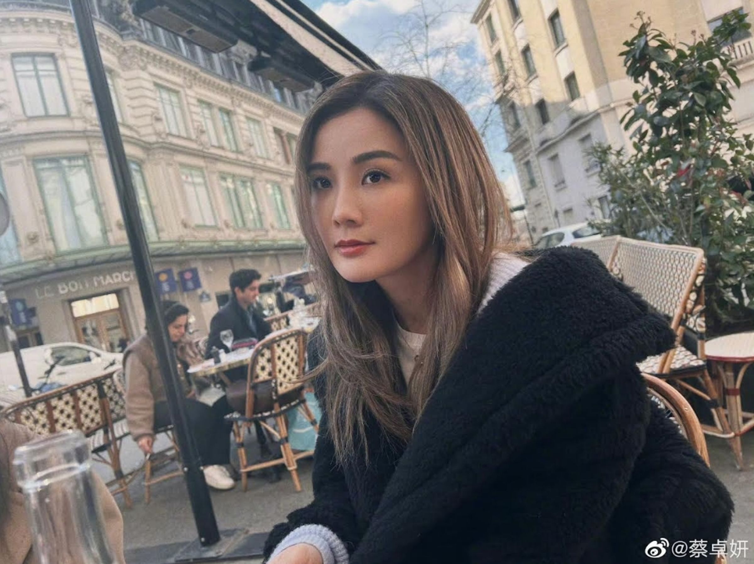 港星蔡卓妍曾交往香港麻將館的百億太子爺石恆聰,2023年分手,近日被爆復合。(蔡卓妍微博)