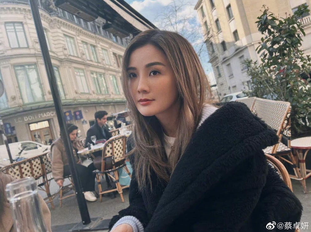 港星蔡卓妍曾交往香港麻將館的百億太子爺石恆聰，2023年分手，近日被爆復合。（蔡卓妍微博）