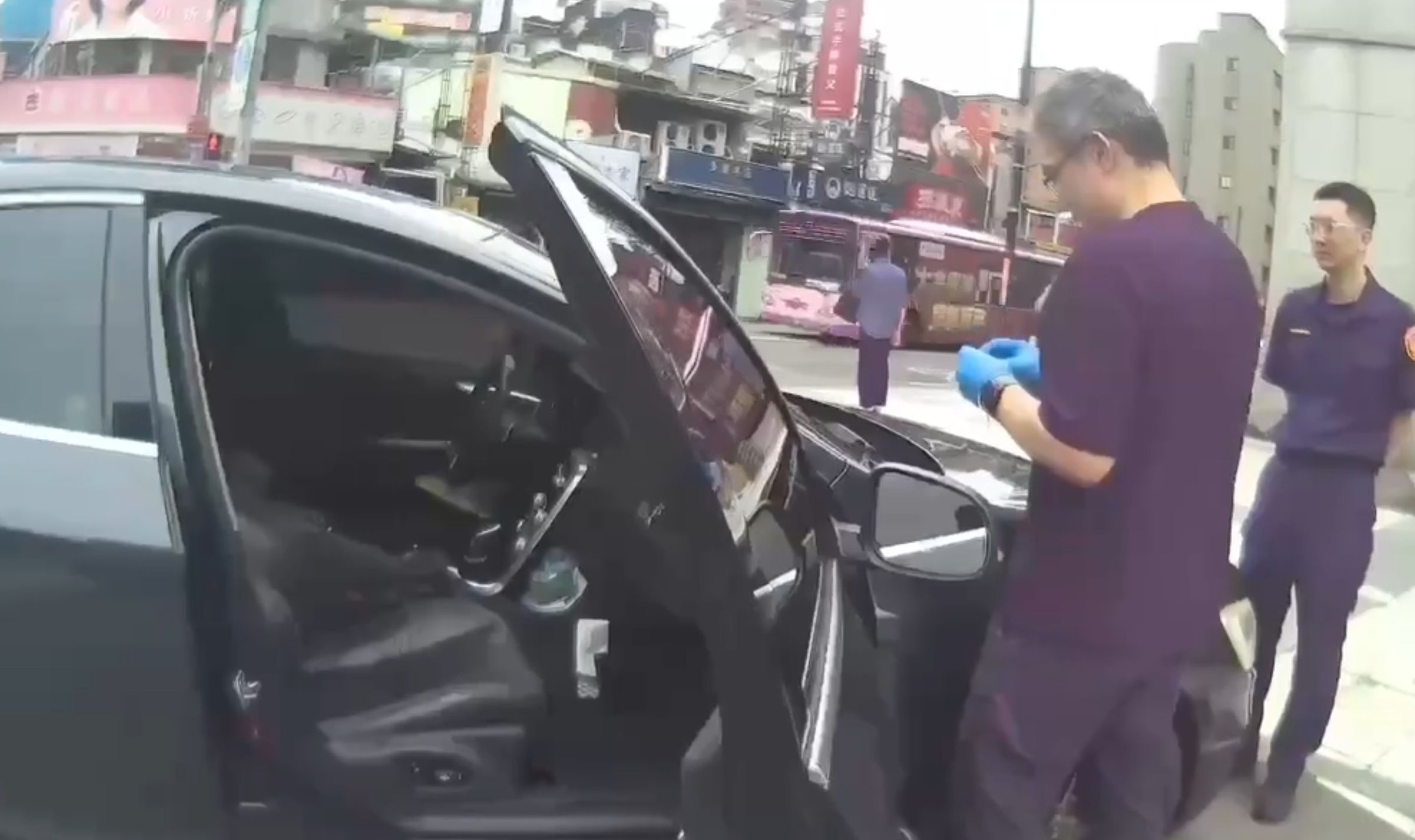 由於林姓女車主不放心，警方謹慎以對，出動鑑識人員採證。（翻攝畫面）