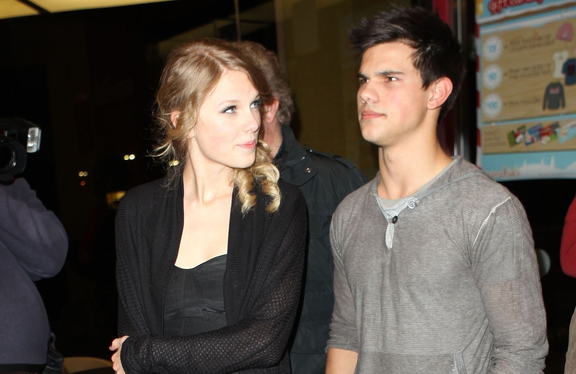 2009年泰勒絲（左）與泰勒洛納（右）曾短暫交往過，當時泰勒絲露出不想被拍到的表情。（東方IC）