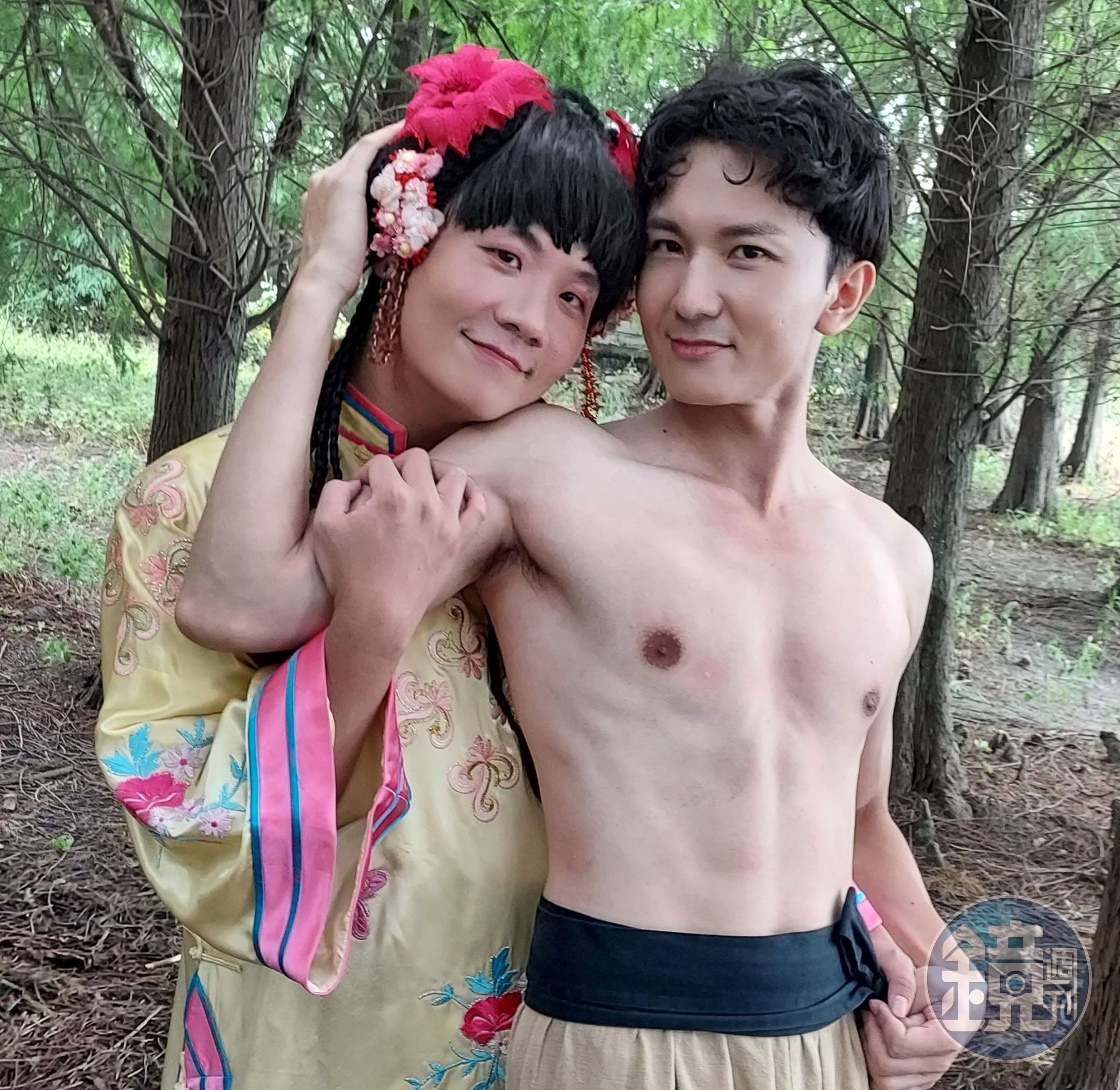 阿翰(左)首次演出《戲說台灣》和演員李威鴻近身接觸好害羞。三立